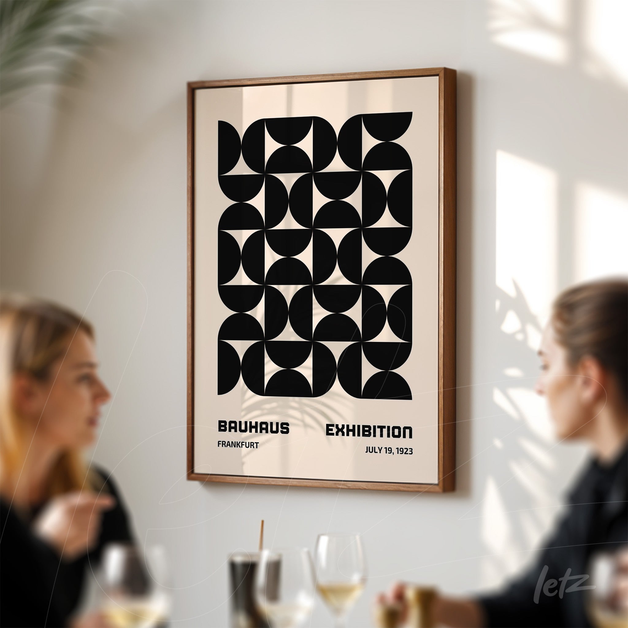 quadro com arte geométrica vintage da exposição Bauhaus de 1923 em moldura de madeira escura exibido sobre parede clara
