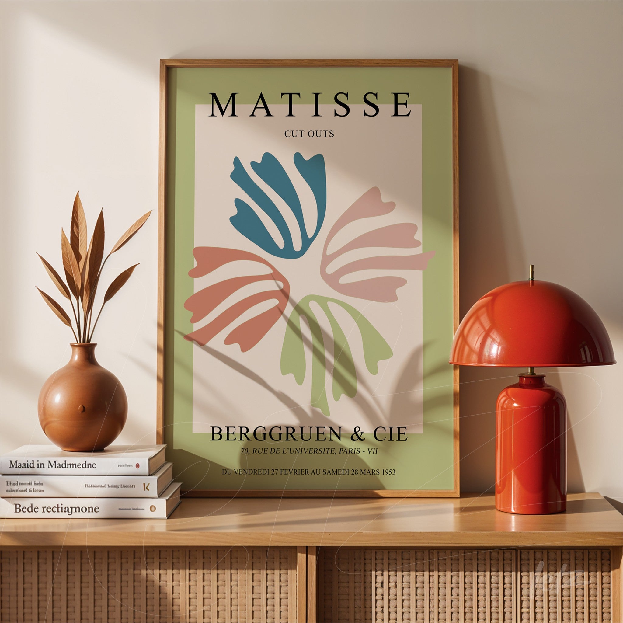 quadro decorativo com obra de Matisse em moldura de madeira clara, exibindo formas orgânicas coloridas em fundo verde suave sobre aparador de madeira