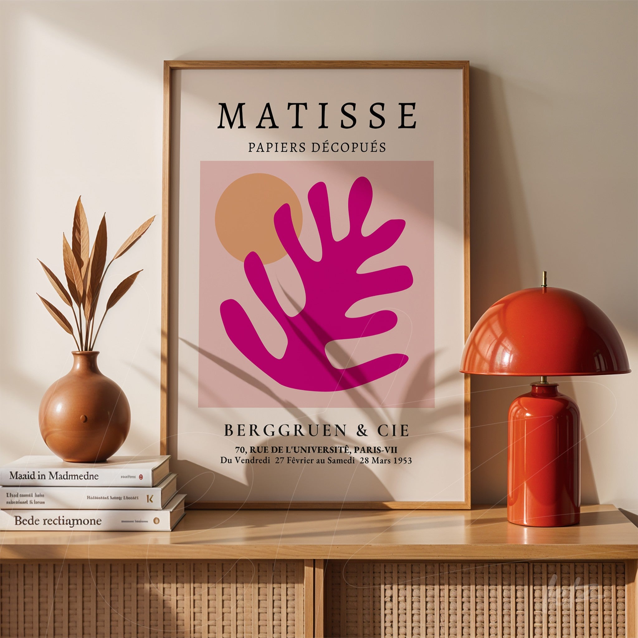 quadro emoldurado com arte moderna inspirada em Matisse, apresentando formas orgânicas em tons de rosa e laranja, exibido sobre uma prateleira de madeira com vaso decorativo e lâmpada.