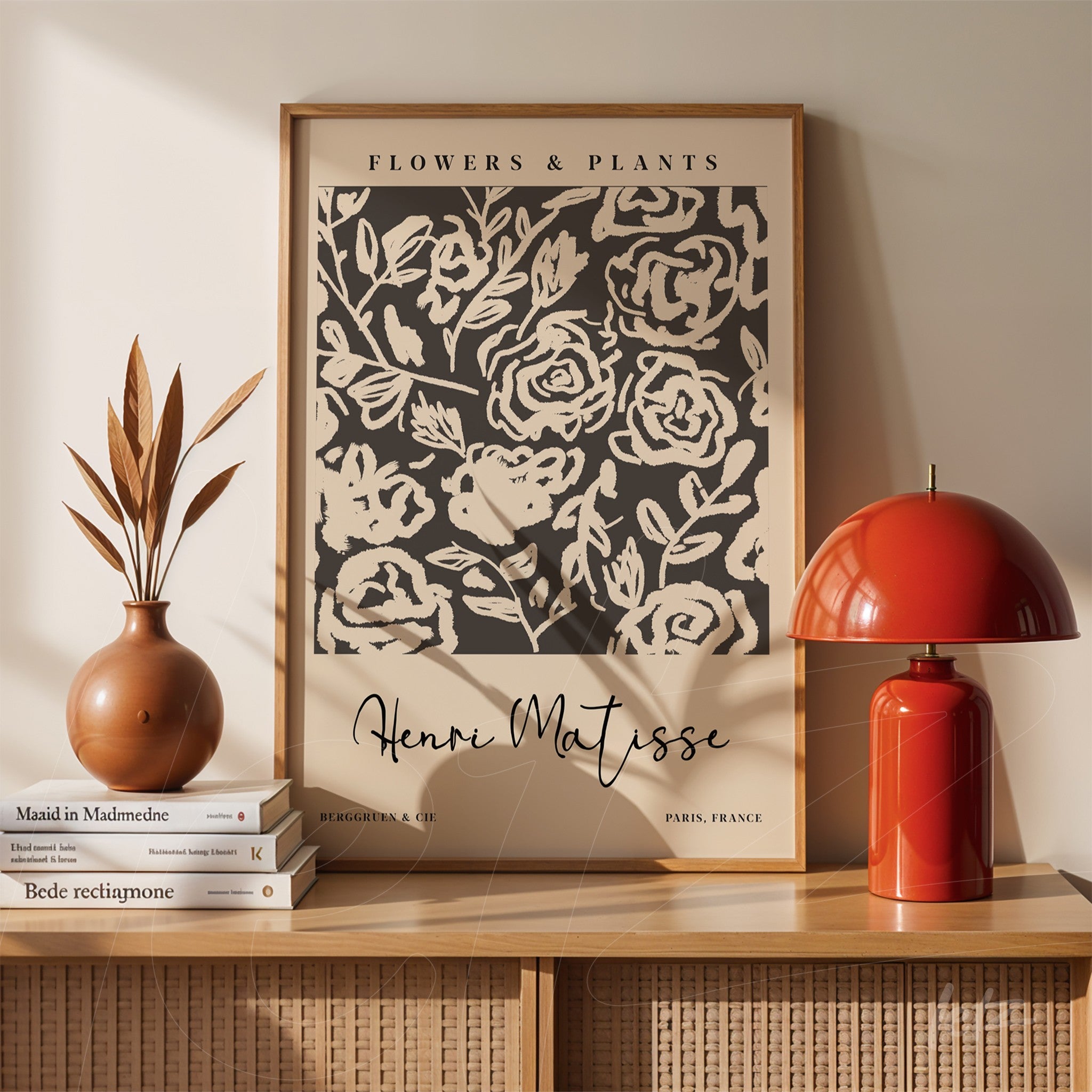 quadro decorativo com estampas de flores em fundo escuro, moldura de madeira clara, apoiado sobre mesa com vaso e abajur