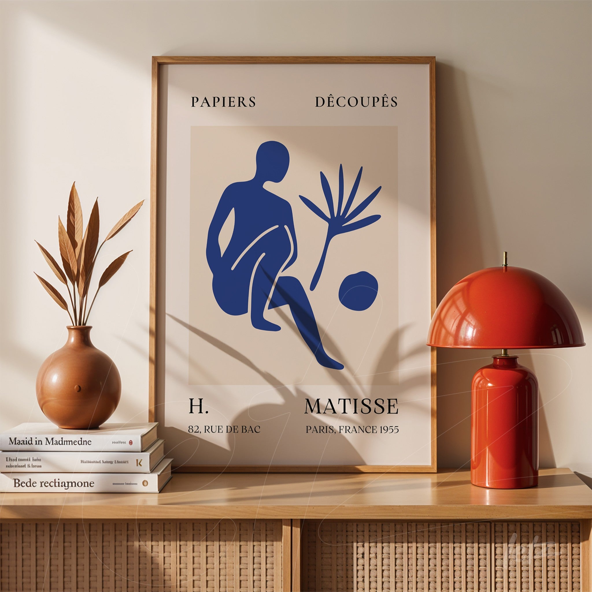 quadro posterior em estilo vintage com silhueta azul de figura sentada e planta, moldura de madeira clara