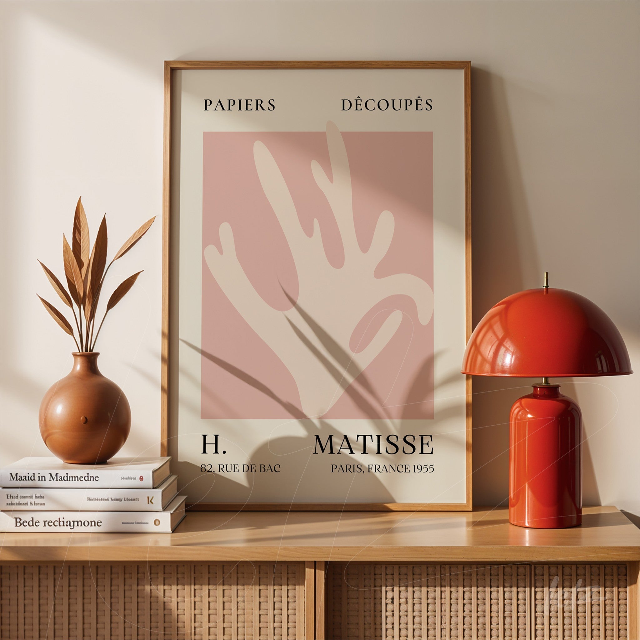 quadro com arte de estilo moderno em moldura de madeira clara, exibindo formas abstratas em fundo rosa suave