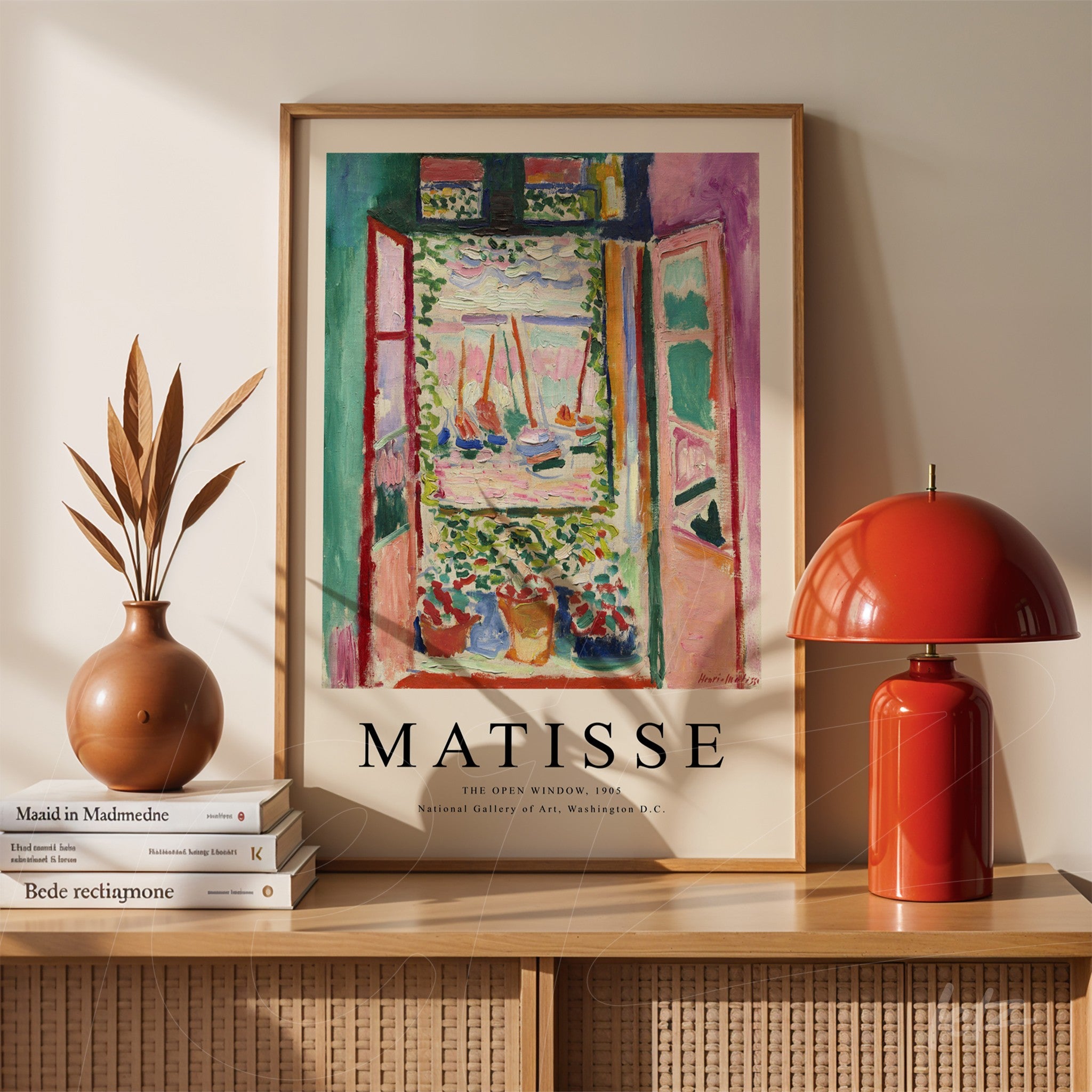 quadro de arte com uma janela aberta, mostrando uma paisagem vibrante com barcos, em moldura de madeira clara