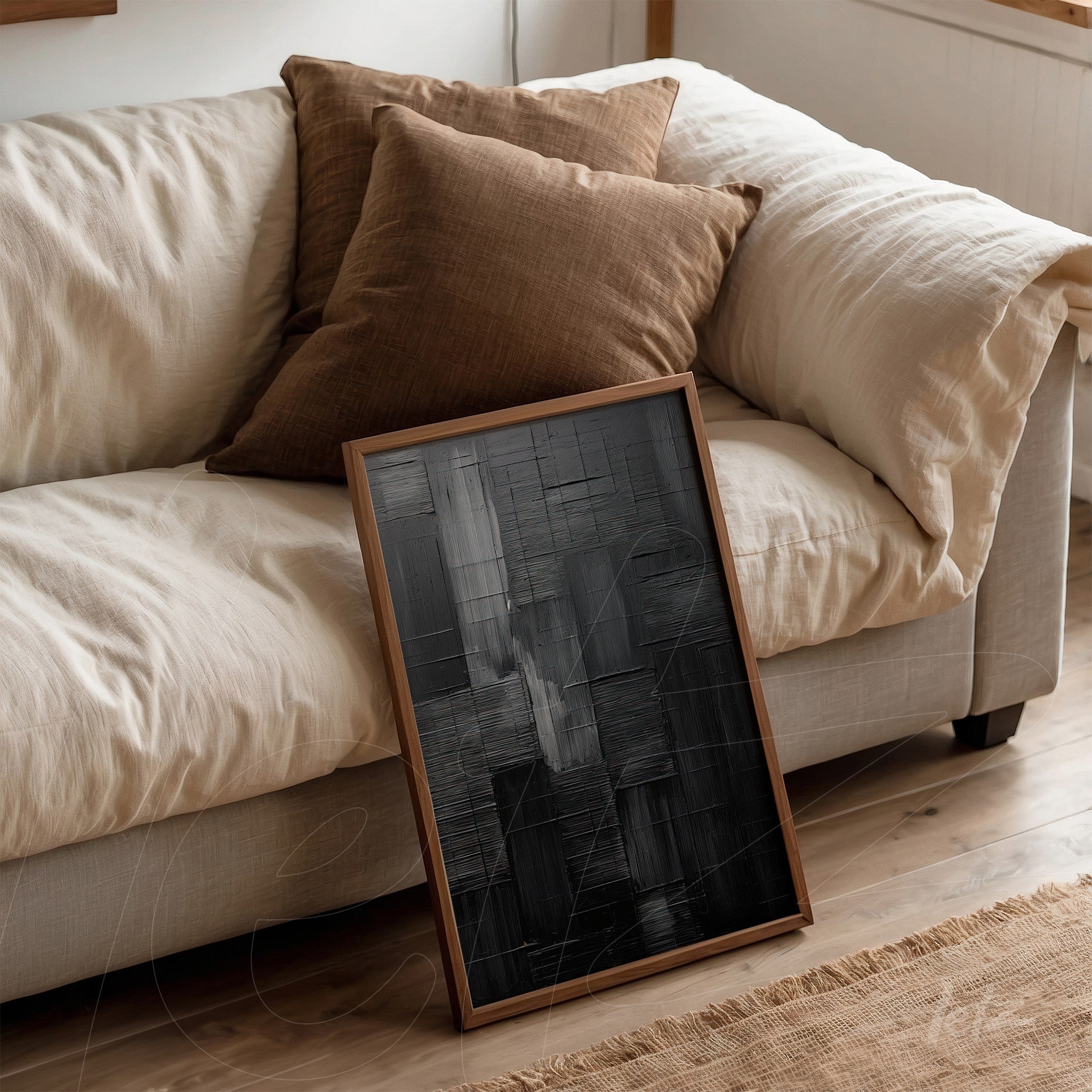 quadro abstrato com textura em preto exibido em posição inclinada sobre sofá claro