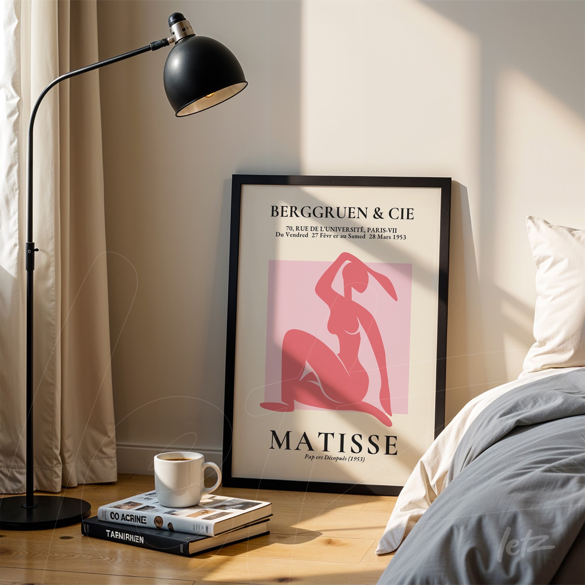 quadro moderno com figura feminina em tons rosa e vermelho, moldura preta, apoiado ao lado de uma lâmpada de pé em ambiente claro