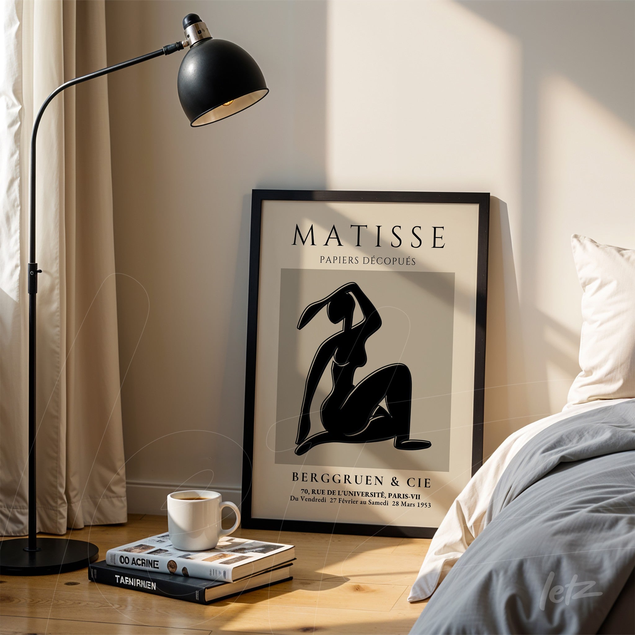 quadro decorativo de arte moderna de figura feminina em moldura preta, apoiado em suporte de madeira ao lado de lâmpada de pé