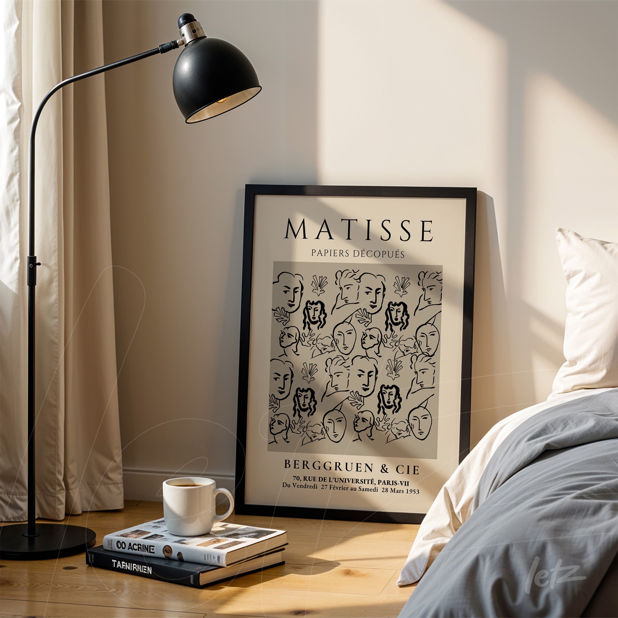 quadro com arte line art em moldura preta com rostos estilizados, apoiado ao lado de uma lâmpada de pé em ambiente bem iluminado