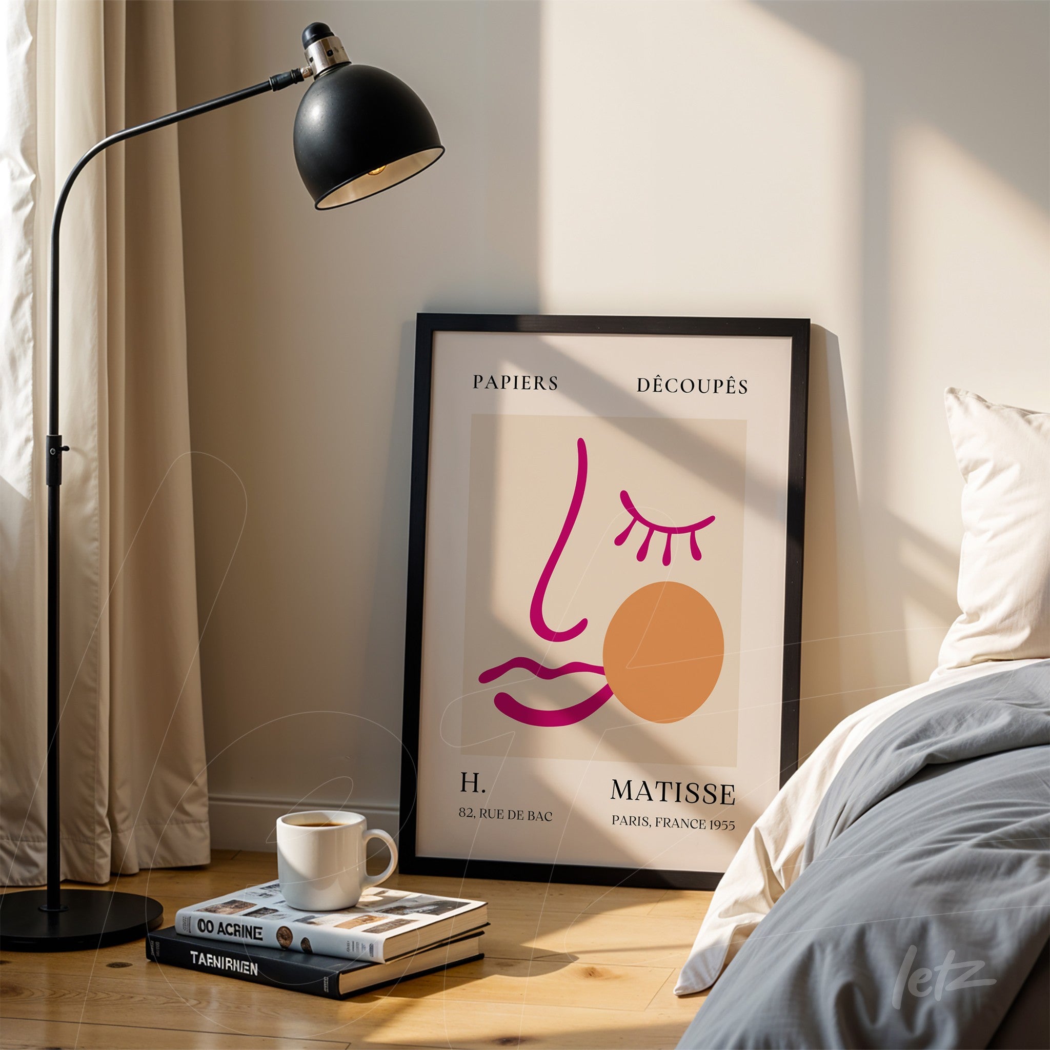 quadro decorativo com arte moderna de rosto feminino em moldura preta exposto ao lado de um abajur