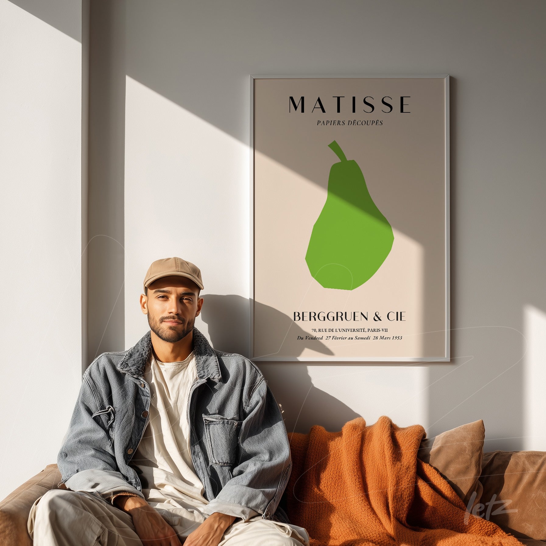 quadro decorativo com arte de Matisse em moldura clara, retratando uma pera verde em fundo nude, exposto em parede iluminada por luz natural