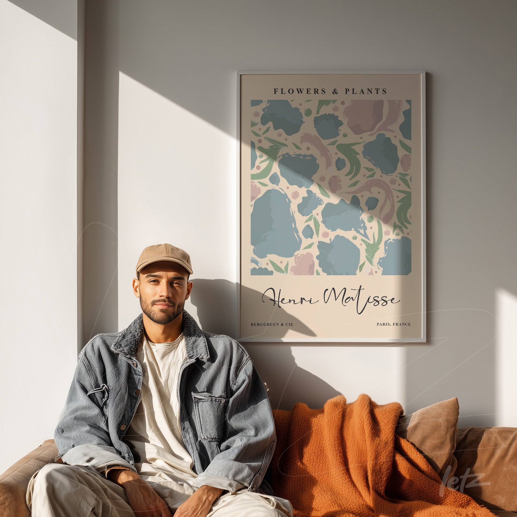quadro decorativo com fundo em tons pastel e formas orgânicas, moldura clara, exposto em ambiente moderno com sofá e luminária