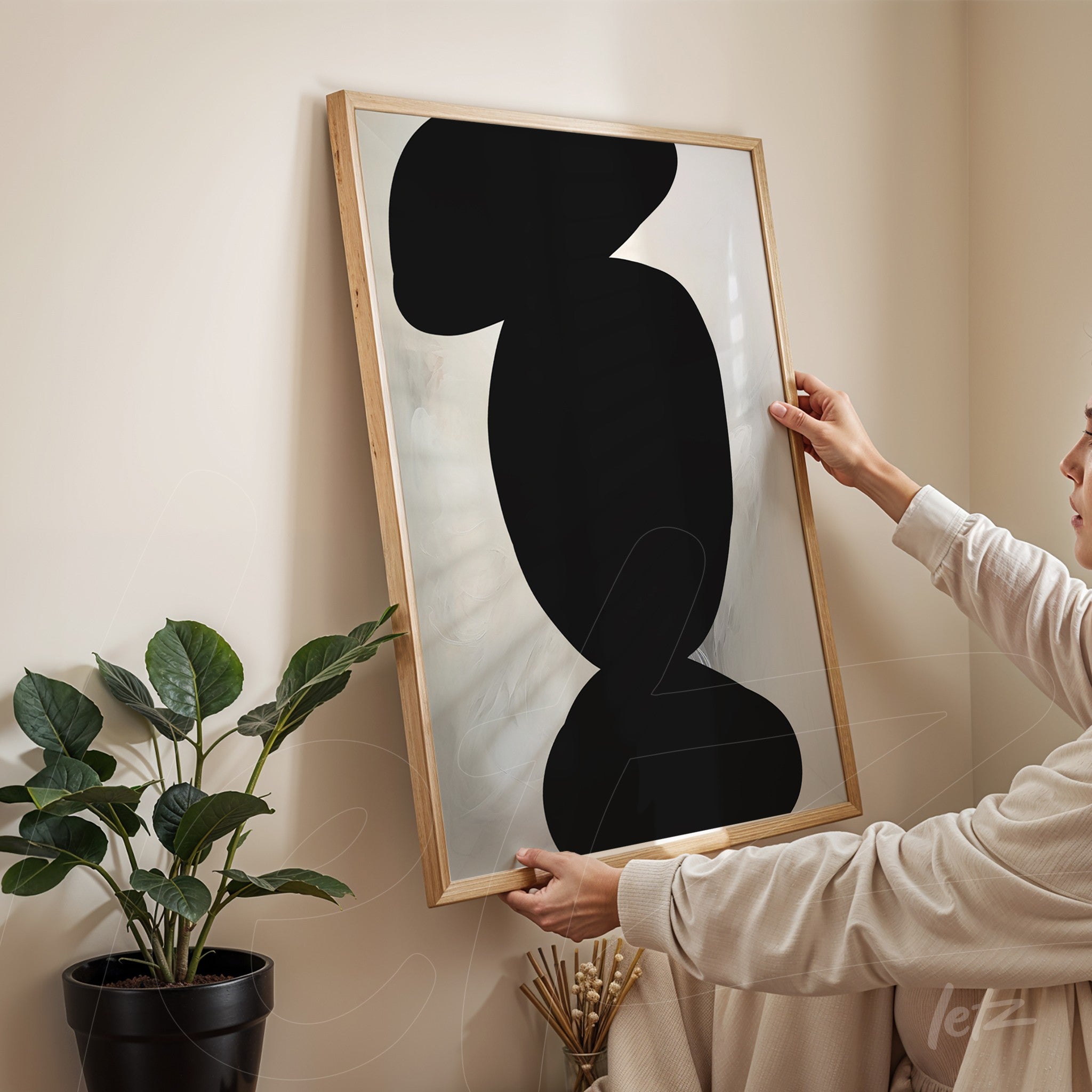 quadro moderno com formas abstratas em preto sobre fundo claro em moldura de madeira clara