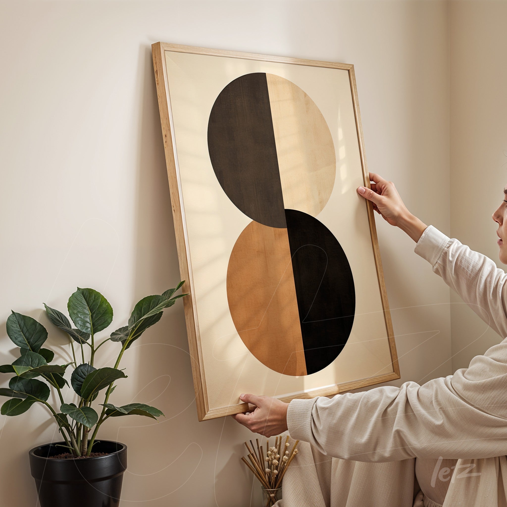 quadro com arte abstrata de formas geométricas em moldura de madeira clara