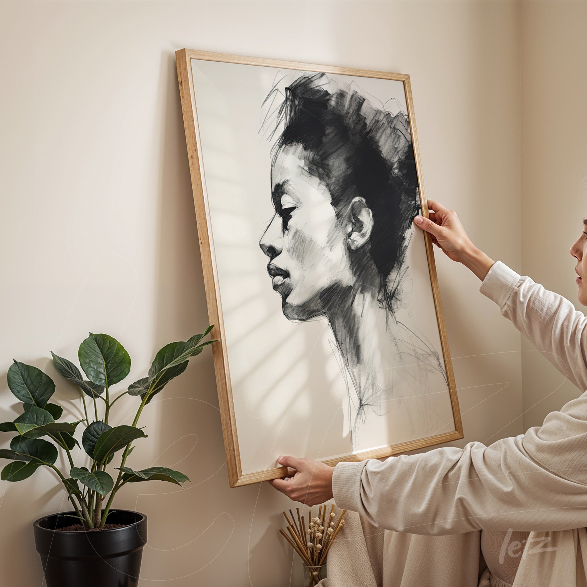 quadro com arte de retrato feminino em tons de preto e branco, moldura de madeira clara, exposto em ambiente iluminado