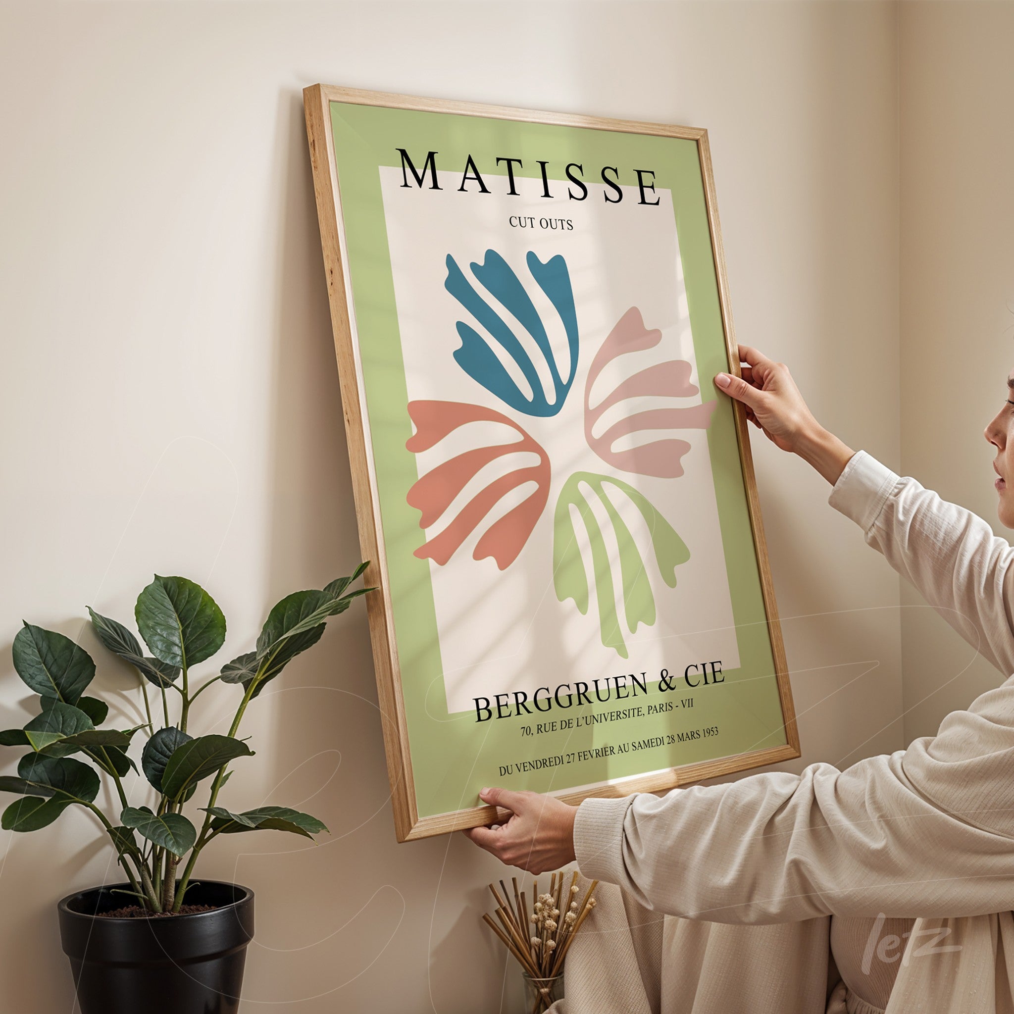 quadro decorativo com arte abstrata em estilo moderno, moldura de madeira clara, apresentando formas coloridas em fundo verde