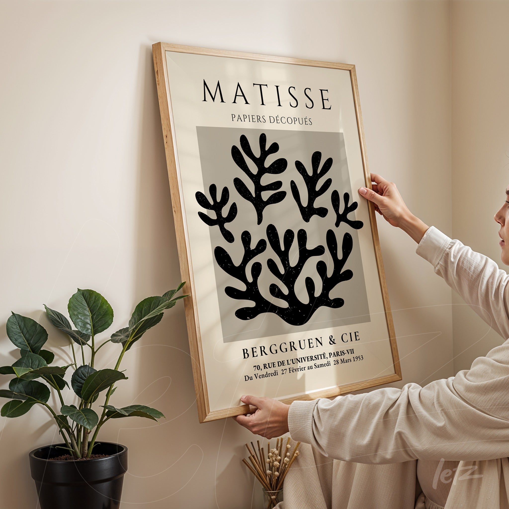 quadro decorativo com arte de Matisse destacando formas orgânicas em preto sobre fundo claro, emoldurado com moldura de madeira clara