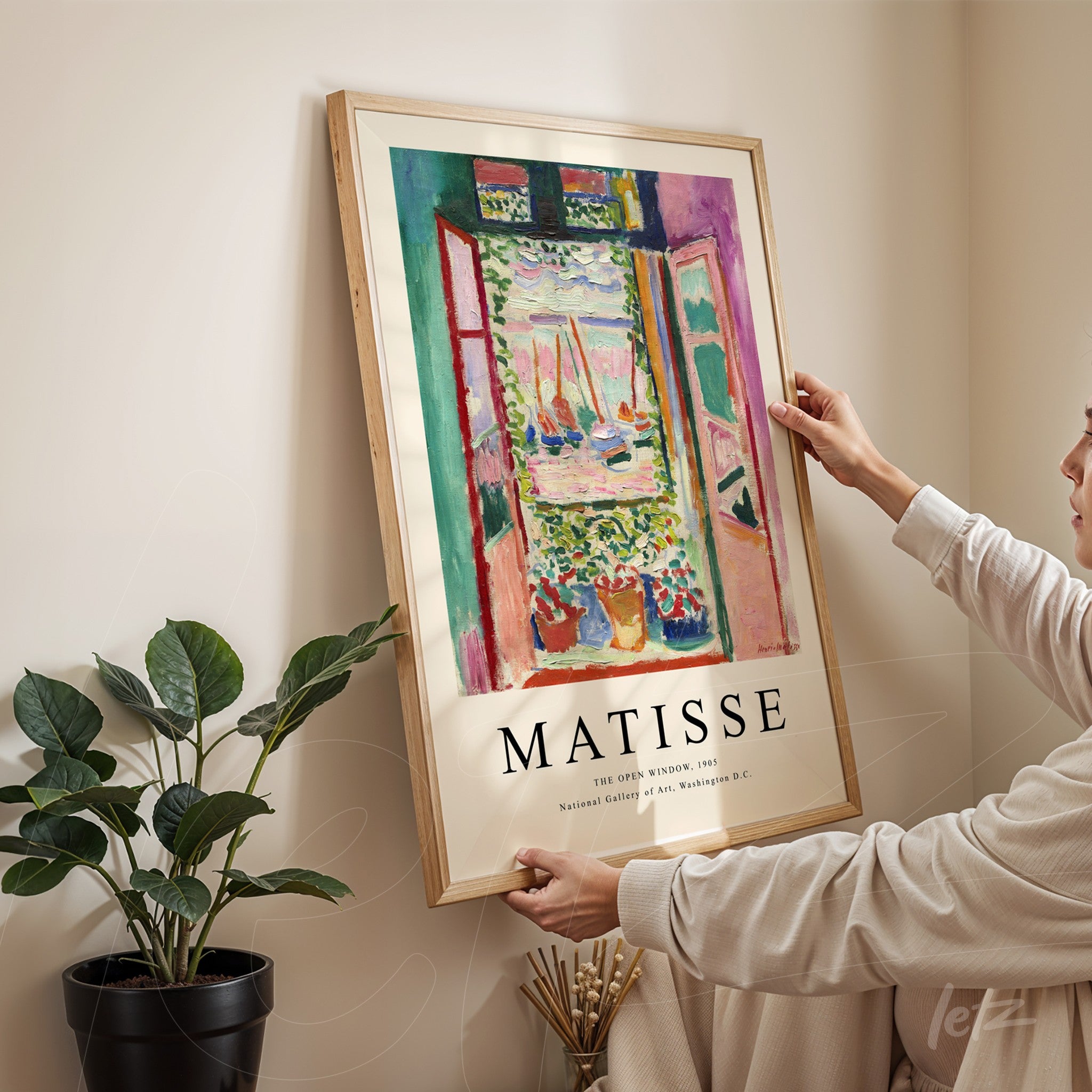 quadro com arte de Matisse retratando uma janela aberta com vista para um jardim, moldurado em madeira clara