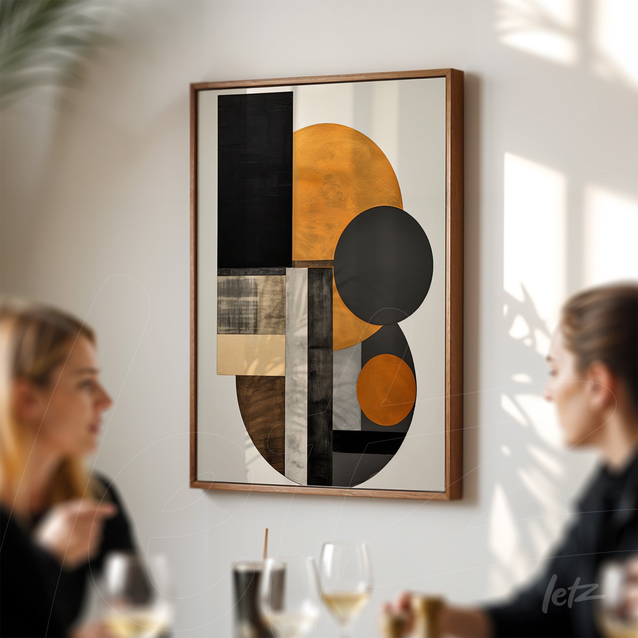 quadro abstrato em moldura de madeira com formas geométricas em tons de laranja, preto e cinza