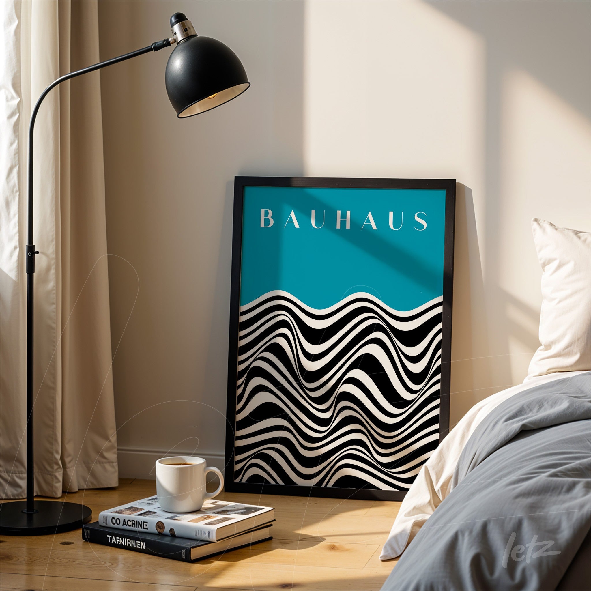 quadro em estilo bauhaus com padrão ondulado preto e branco sobre fundo azul, apoiado no chão ao lado de abajur moderno
