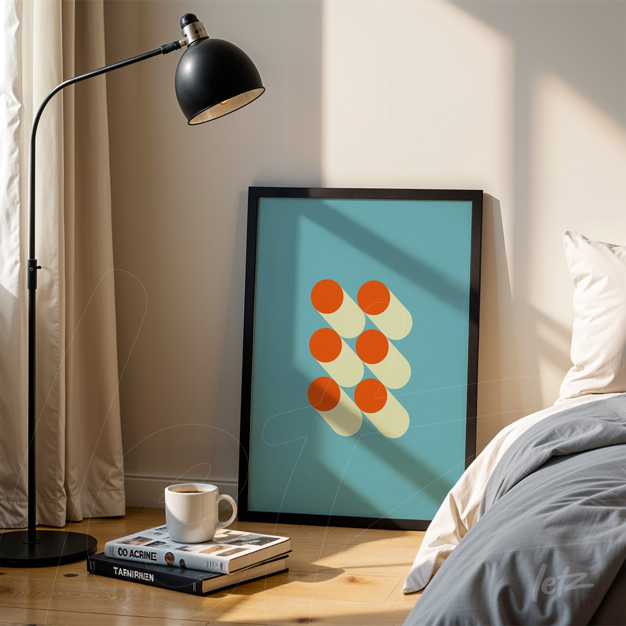 quadro minimalista com formas geométricas laranjas sobre fundo azul apoiado no chão ao lado de uma luminária preta