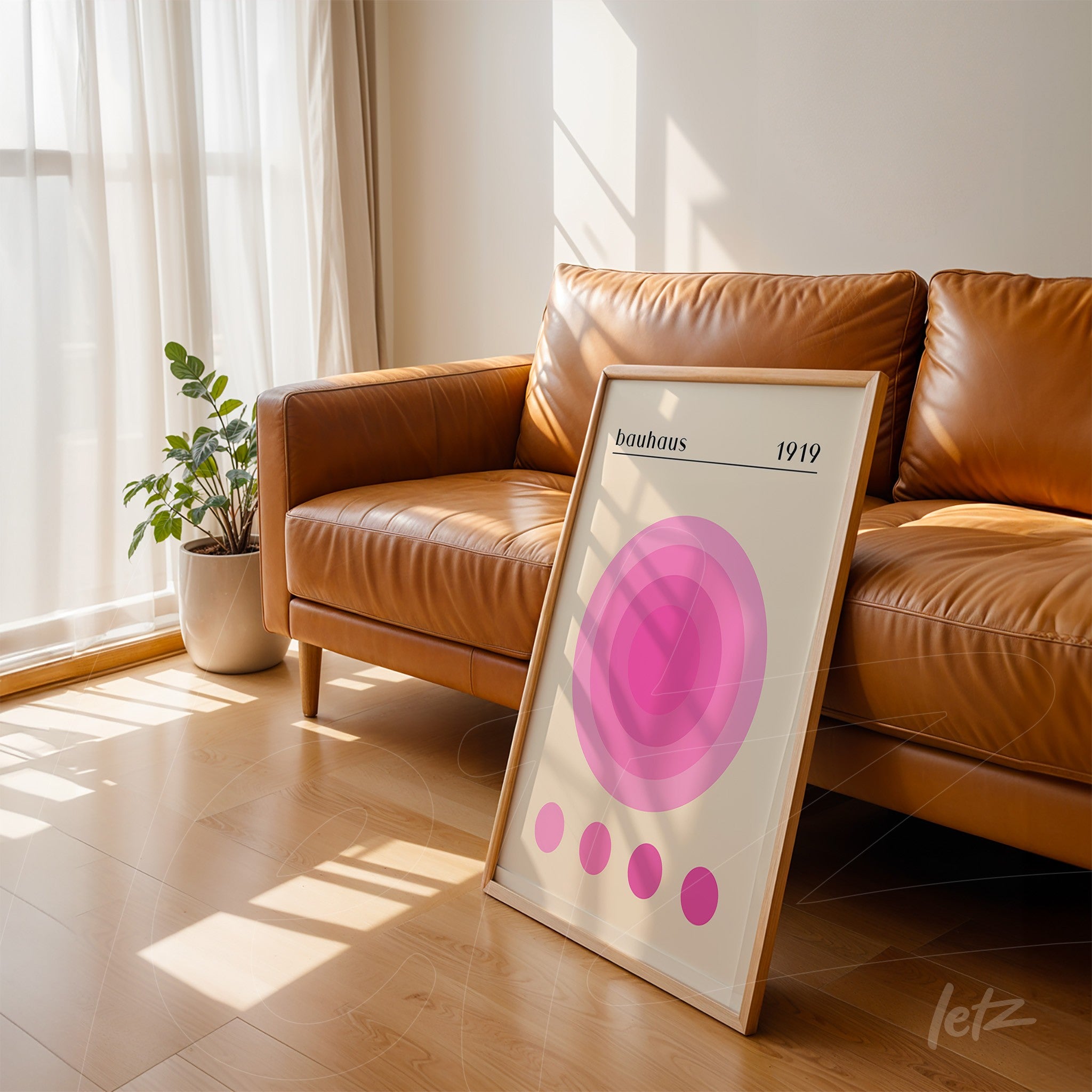 quadro com design minimalista estilo bauhaus em moldura de madeira clara, encostado em sofá de couro marrom