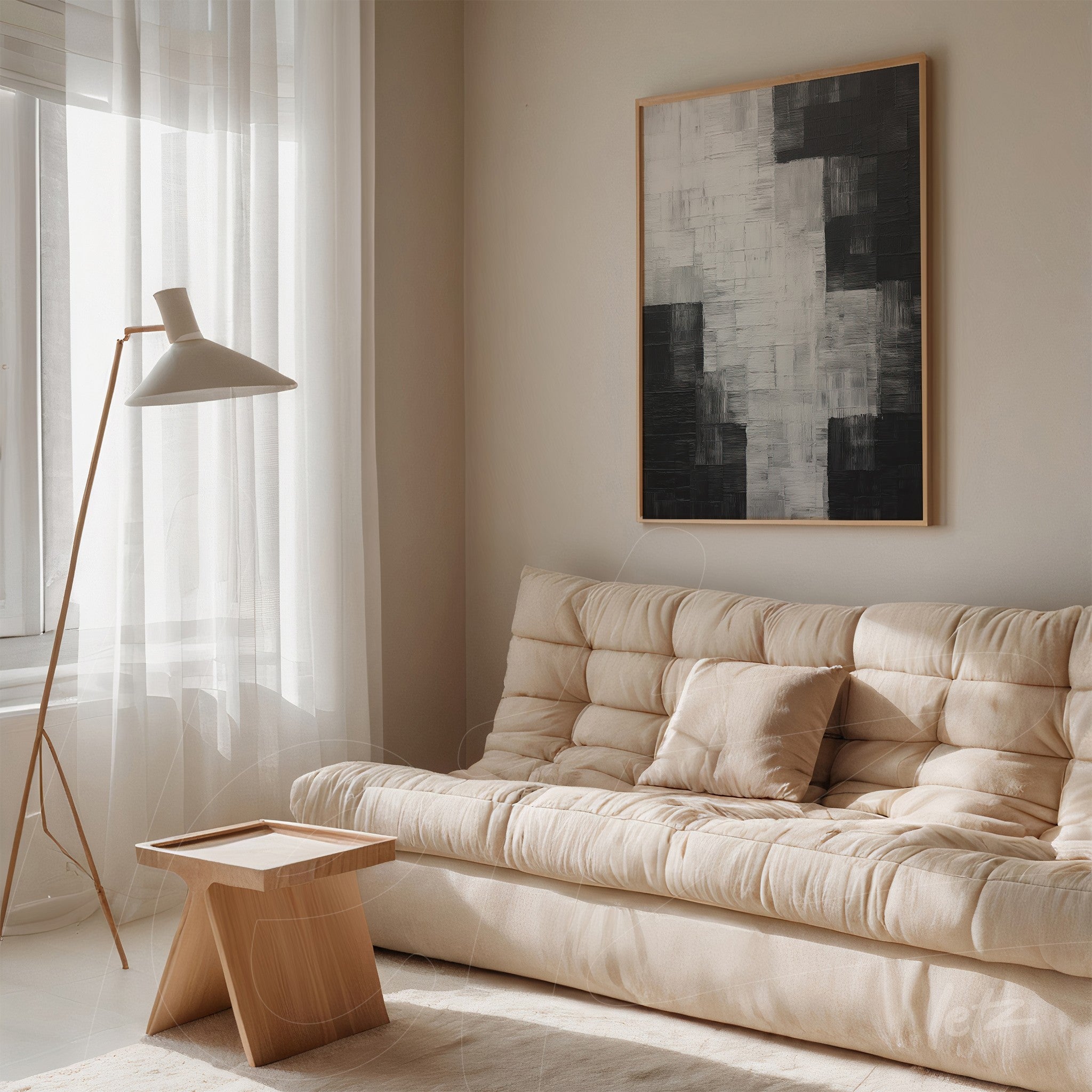 quadro abstrato em tons de cinza e preto com moldura de madeira clara, exibido em ambiente minimalista com sofá de tecido bege