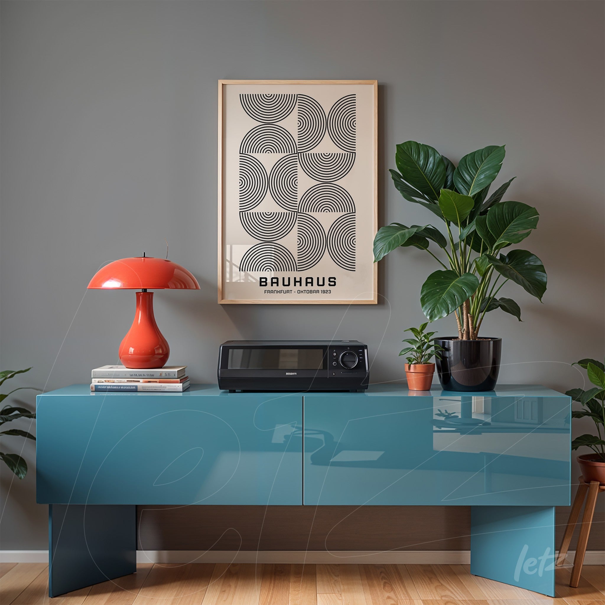 quadro com ilustração em estilo Bauhaus emoldurado pendurado acima de um aparador azul brilhante com plantas em vasos e luminária vermelha estilo retrô