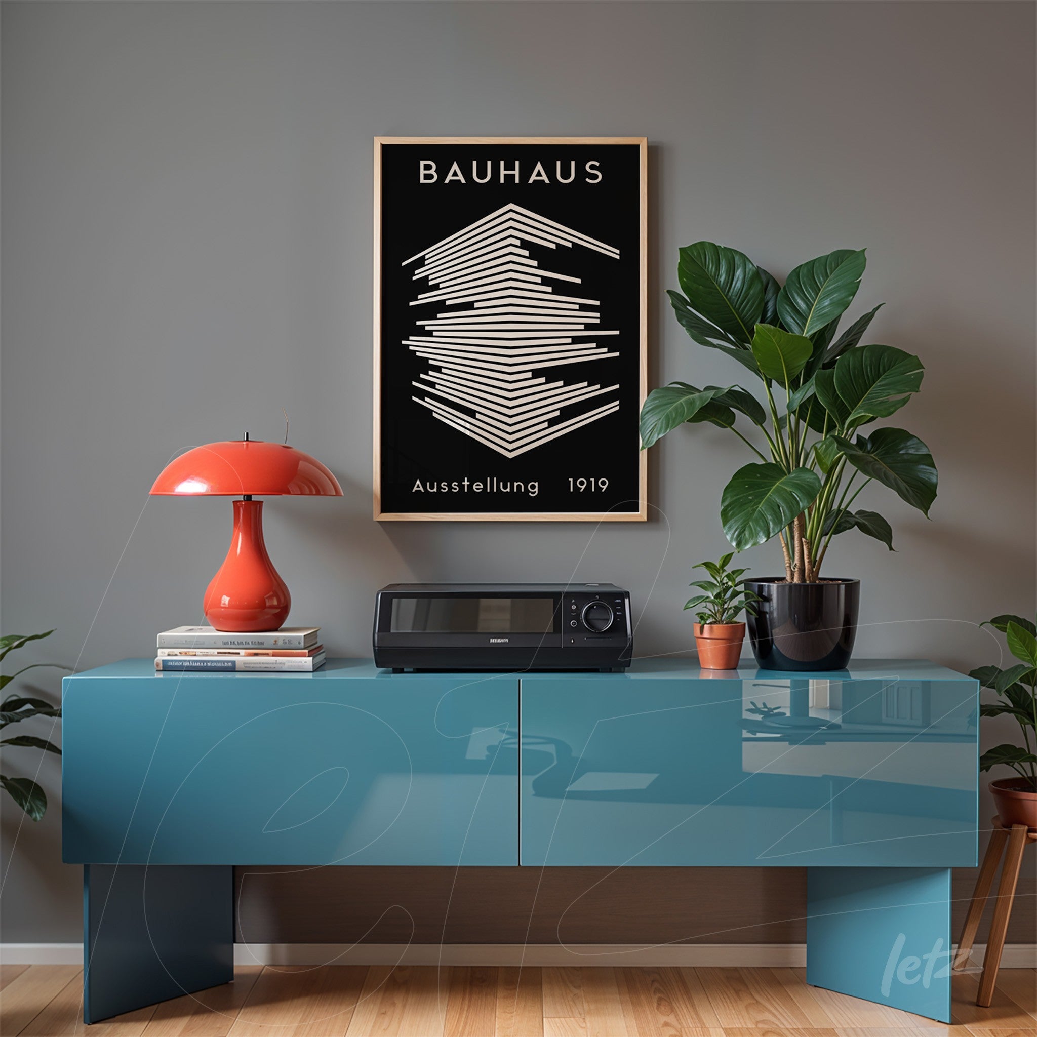 quadro com ilustração geométrica em estilo Bauhaus de 1919, emoldurado com moldura de madeira clara e pendurado sobre uma parede cinza