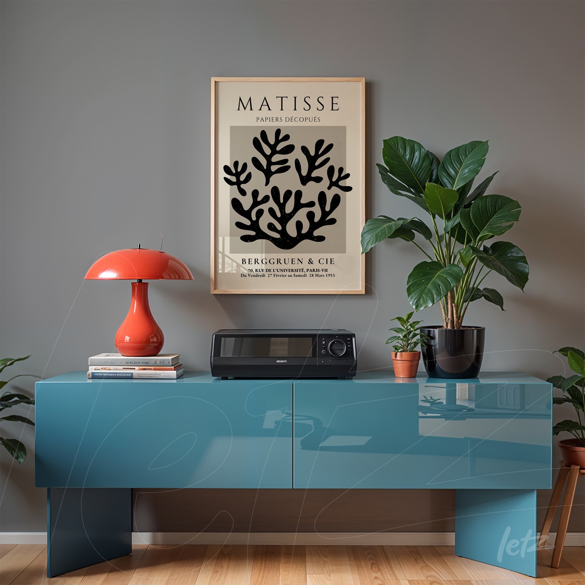 quadro com arte de Matisse em moldura dourada, exibido sobre um móvel azul com decoração moderna