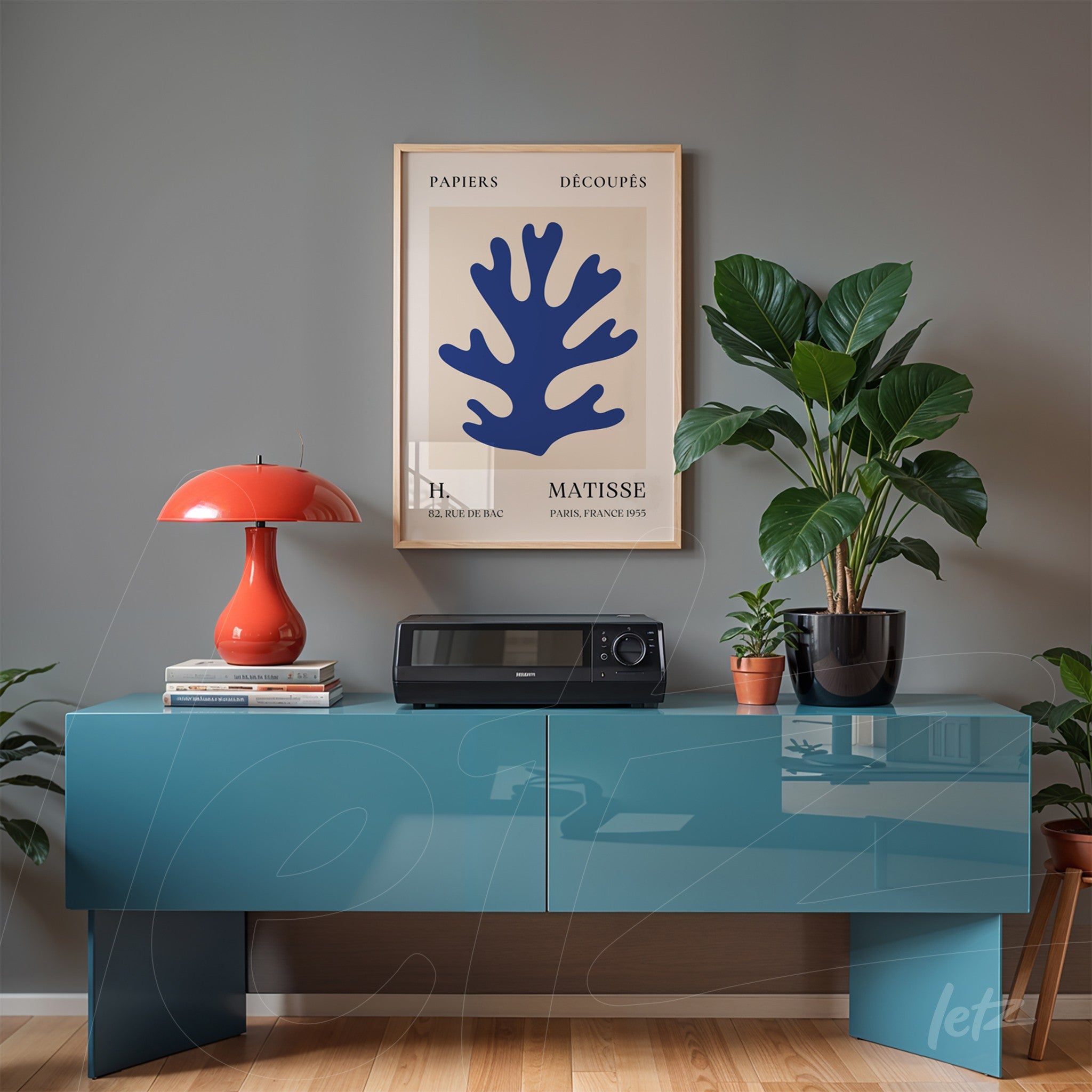 quadro com arte do coral em azul marinho com moldura clara, exibido acima de móvel moderno em ambiente minimalista