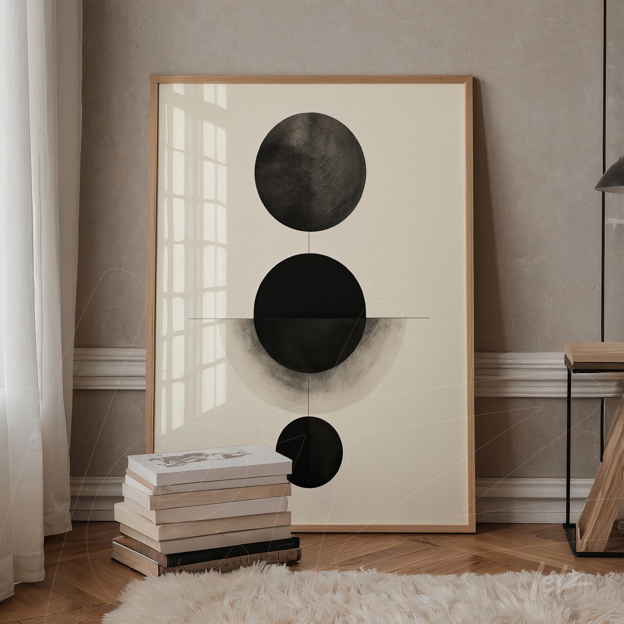 quadro de arte abstrata com círculos pretos em fundo claro, moldura de madeira clara, exposto contra parede beige