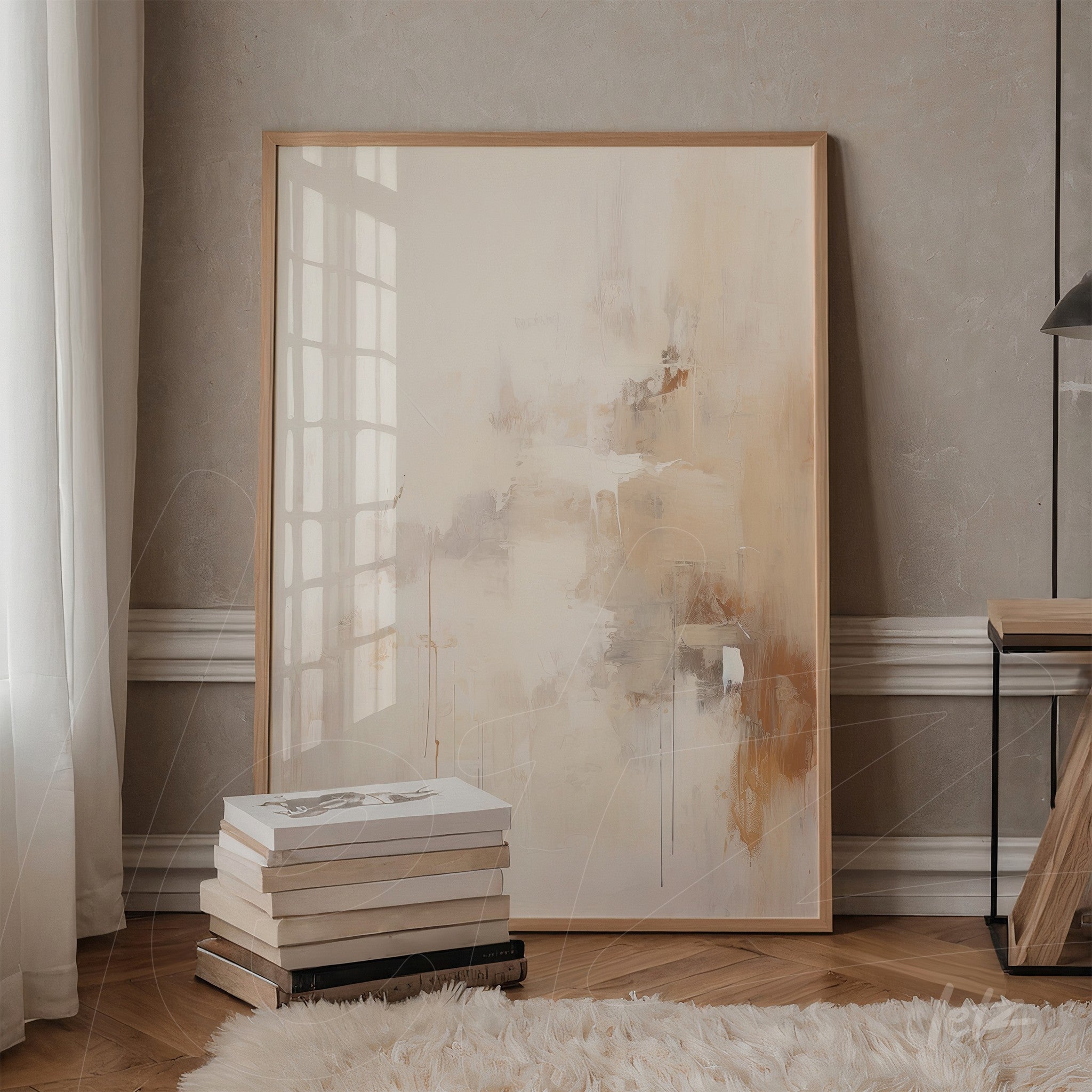 quadro abstracto em tons terrosos com moldura de madeira clara, apoiado em prateleira ao lado de pilha de livros