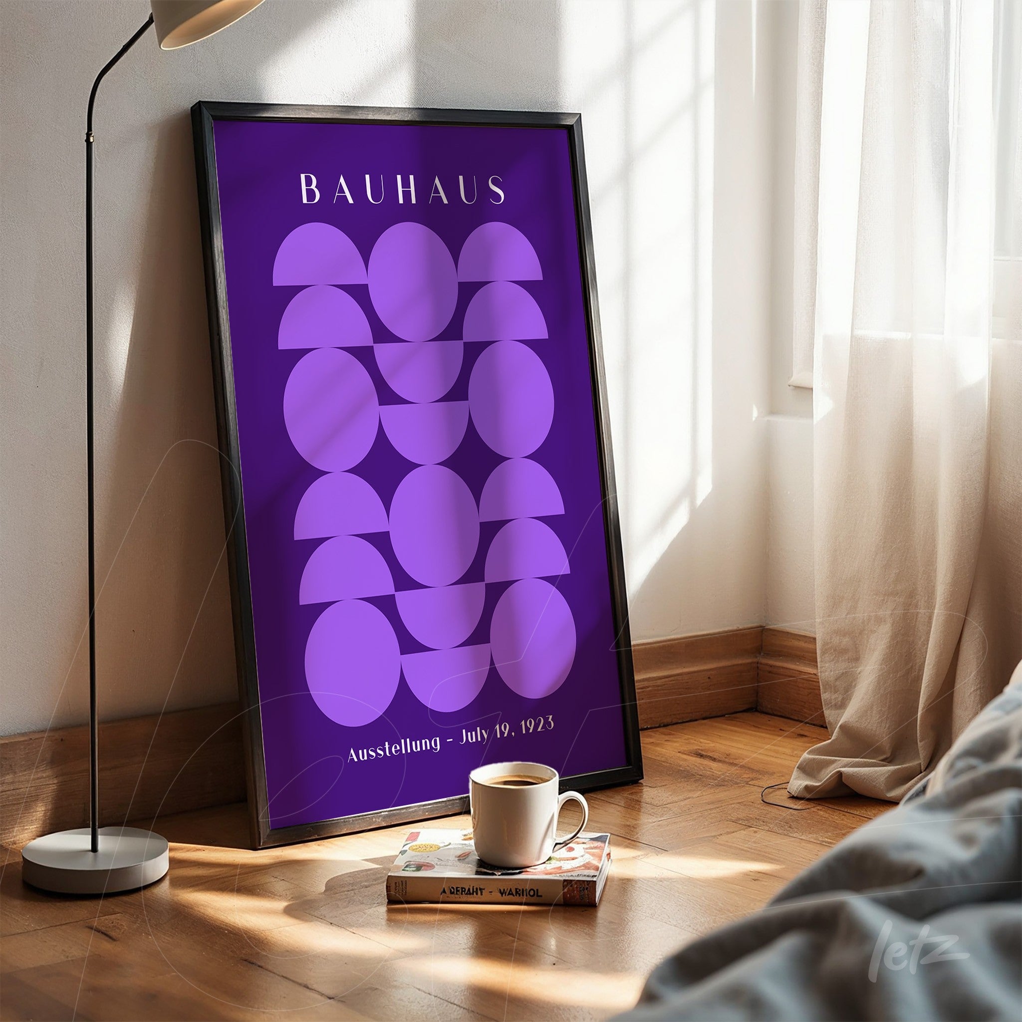 pôster com ilustração geométrica em estilo Bauhaus com fundo roxo e moldura preta no chão de madeira