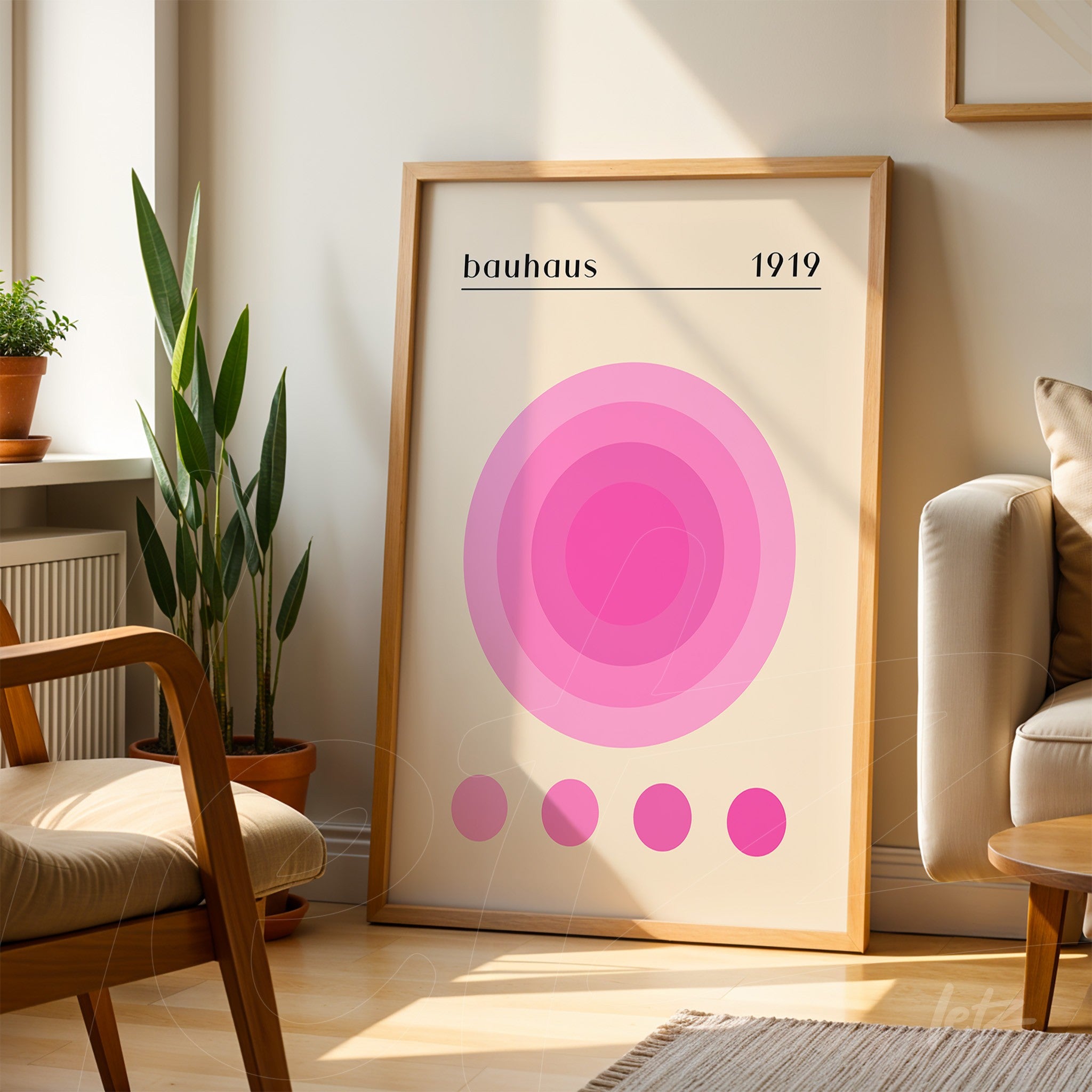 quadro decorativo com círculos rosa em estilo Bauhaus, apoiado em uma moldura de madeira clara, exibido em uma sala bem iluminada