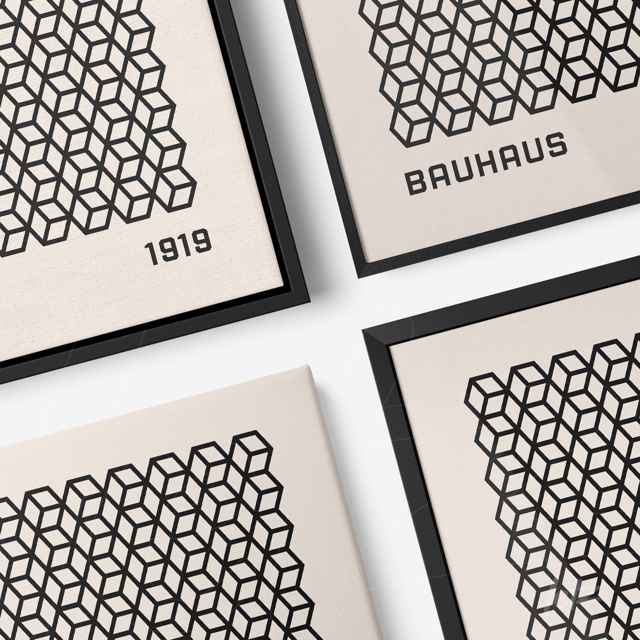 quadro em canvas com padrão geométrico preto e texto '1919' exibido em quatro ângulos diferentes