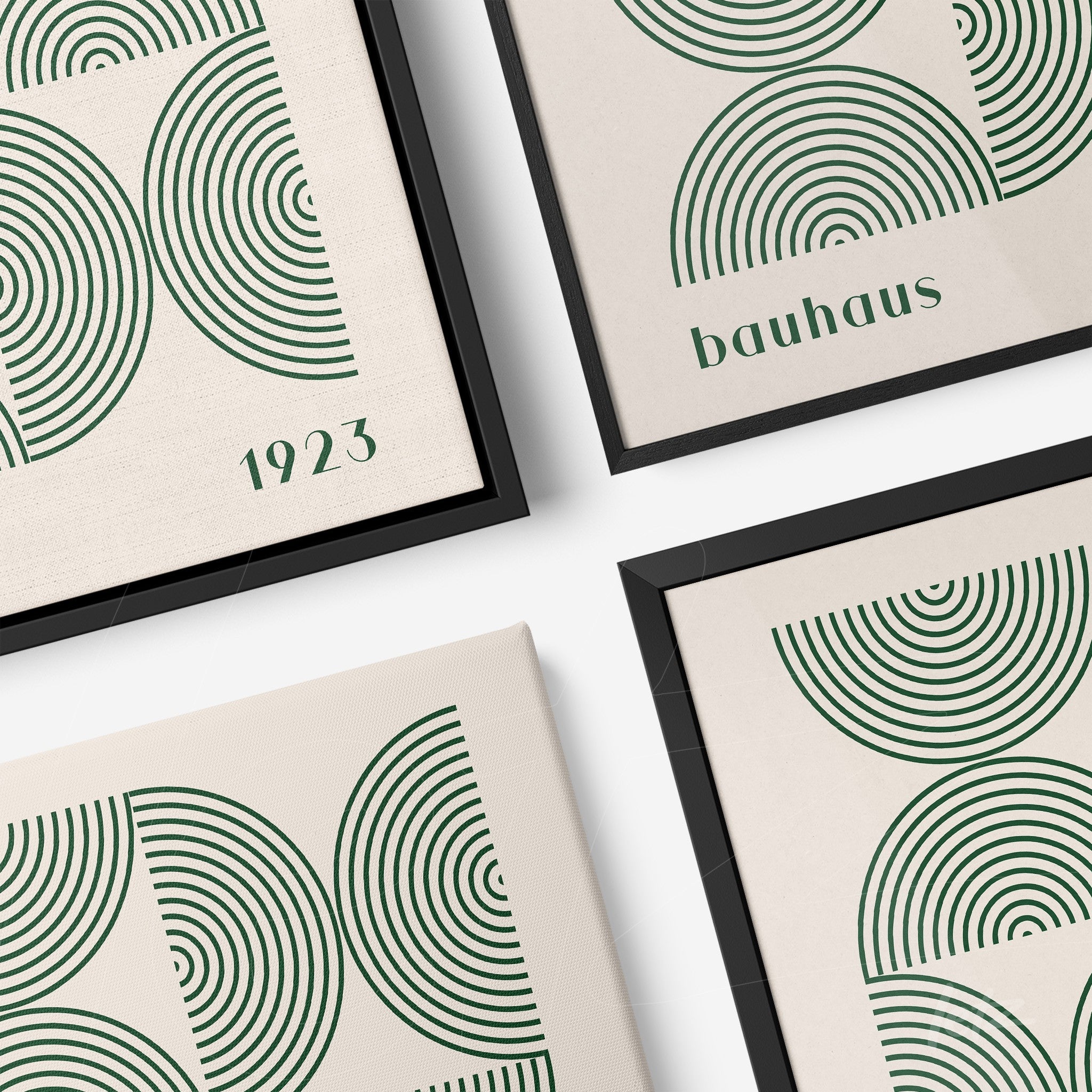 quatro quadros com arte geométrica em estilo Bauhaus com círculos concêntricos verdes, exibidos com molduras pretas sobre fundo branco