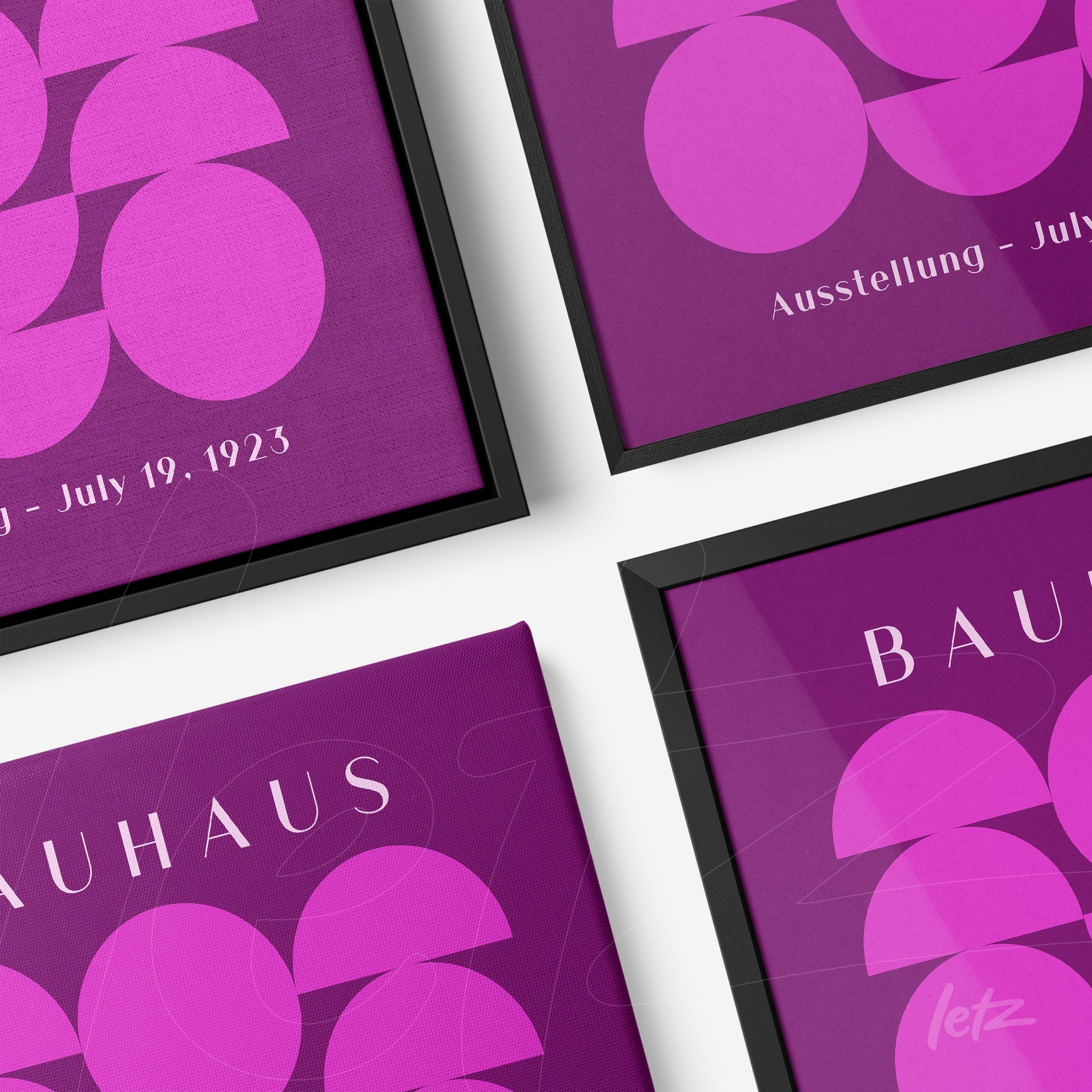 composição de quatro quadros em preto com arte geométrica rosa e roxa, texto exibindo bauhaus e detalhes da data da exposição, mostrados em ângulo próximo