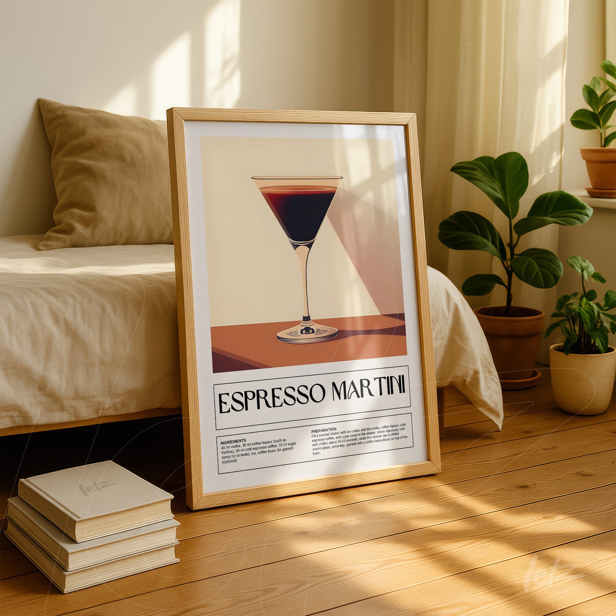 quadro com arte retrô de drink espresso martini em moldura clara exibido ao lado de plantas em ambiente interno