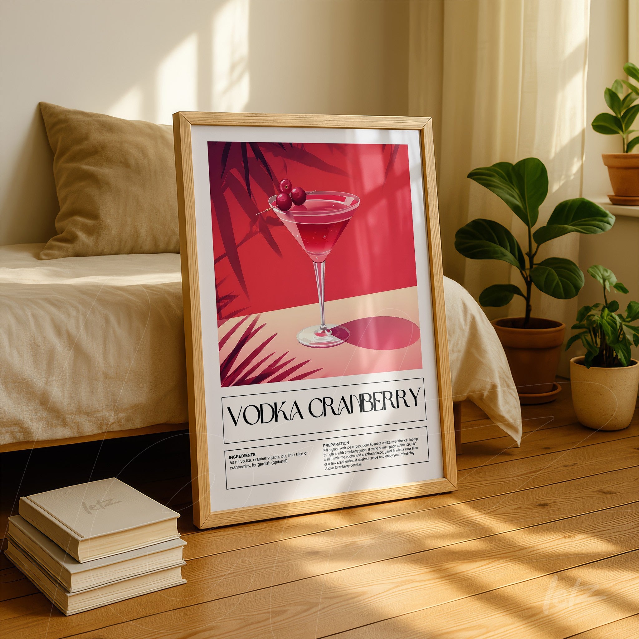 quadro com arte retrô do drink vodka cranberry em moldura de madeira clara, exibido em ambiente aconchegante com plantas ao fundo