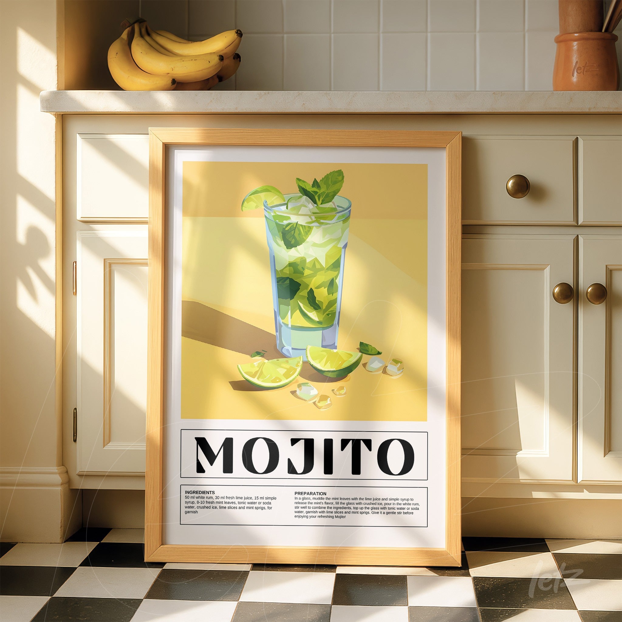 quadro com arte digital do drink mojito em moldura de madeira clara, exibido ao lado de bananas em bancada de cozinha