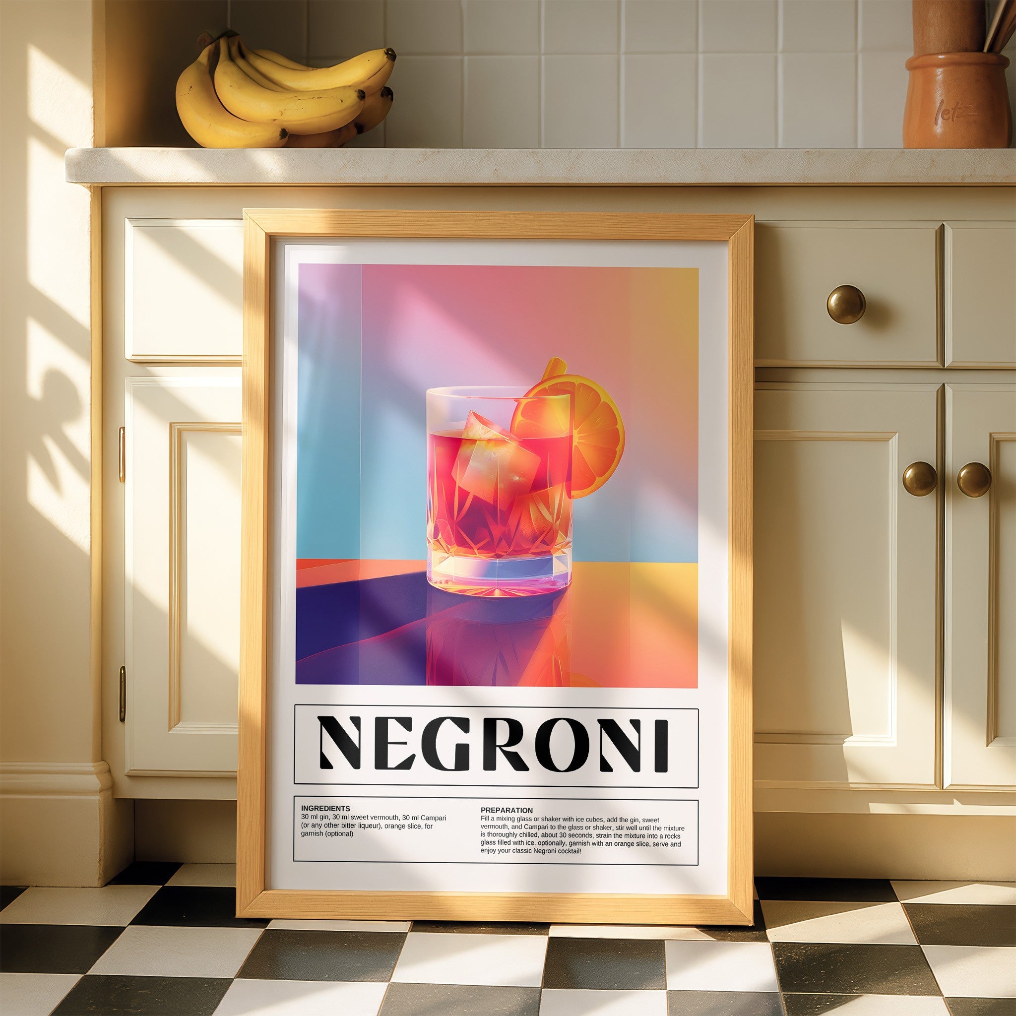 quadro com arte digital de drink negroni em moldura clara, exibido em ambiente de cozinha com luz natural