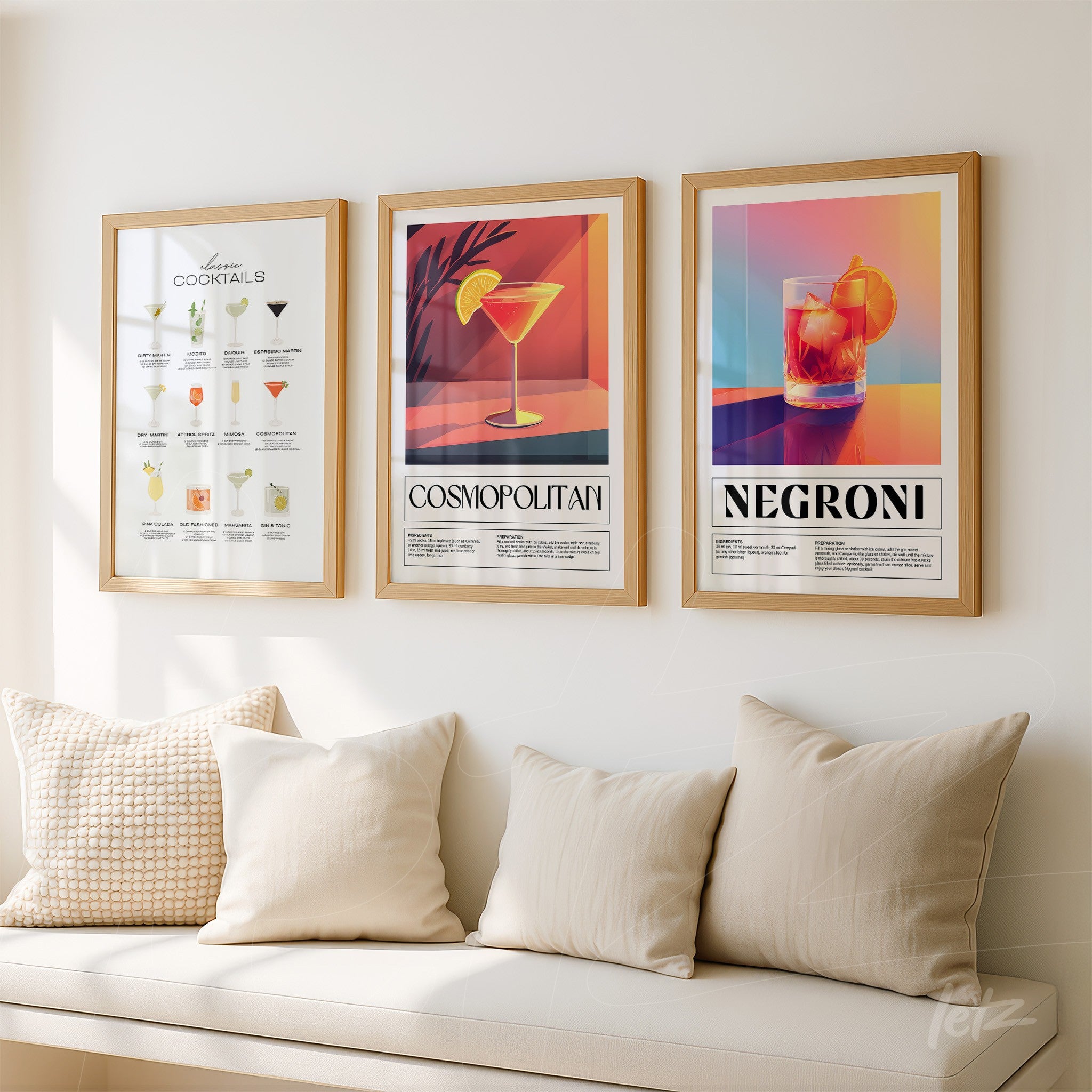 composição de quadros decorativos retratando drinks com moldura clara, incluindo arte do drink cosmopolitan ao centro e negroni à direita