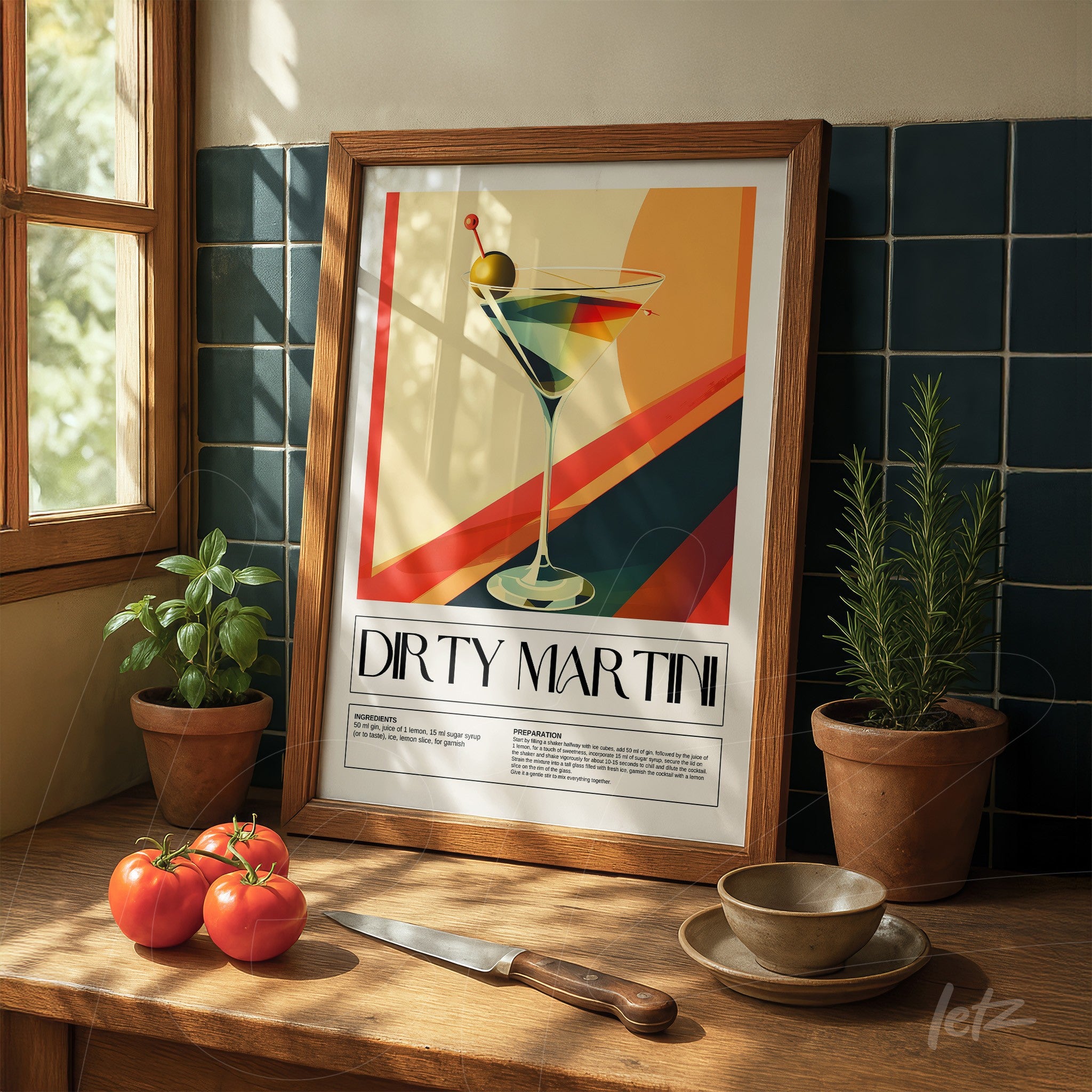 quadro com arte vintage do drink dirty martini em moldura de madeira clara, exibido sobre bancada de madeira ao lado de plantas em vasos