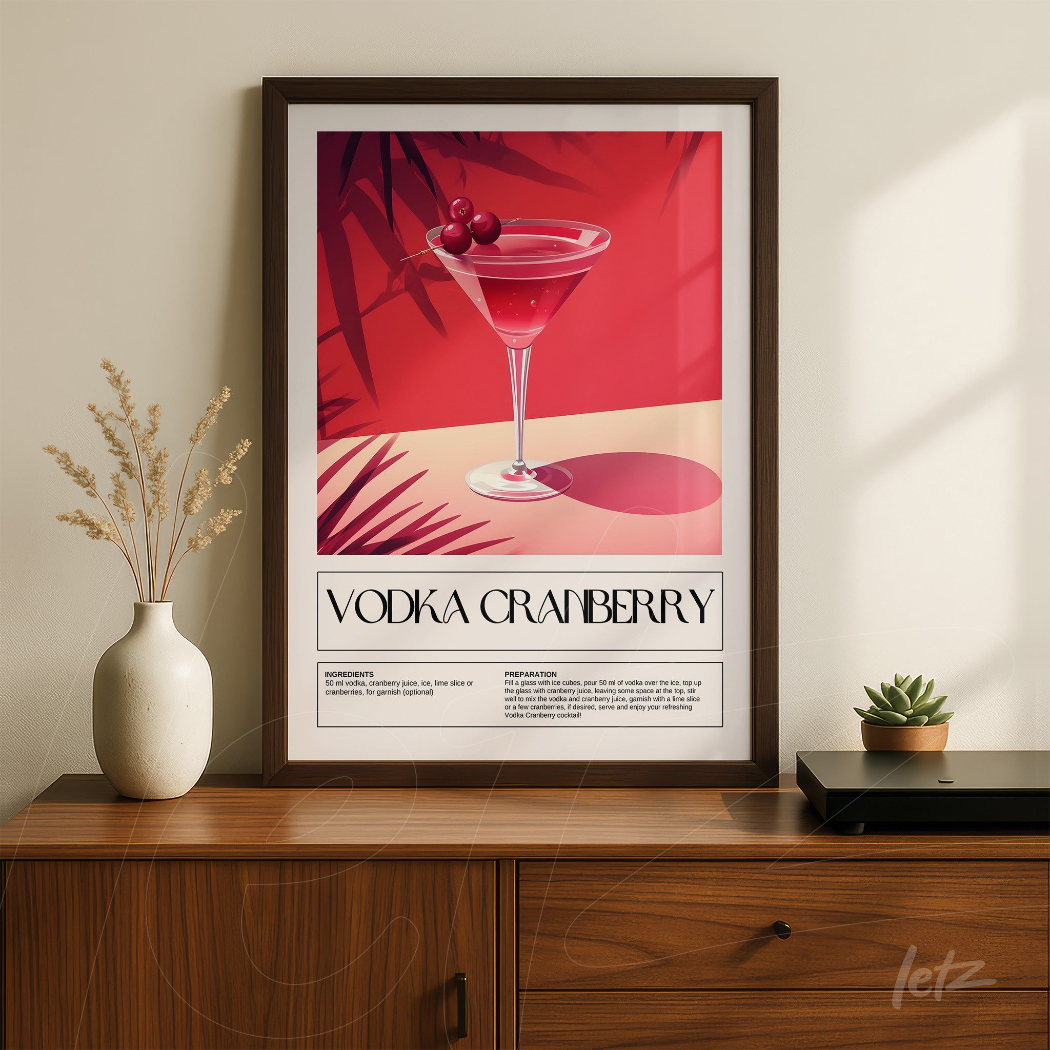 quadro com arte retrô de drink vodka cranberry em moldura escura sobre mesa de madeira