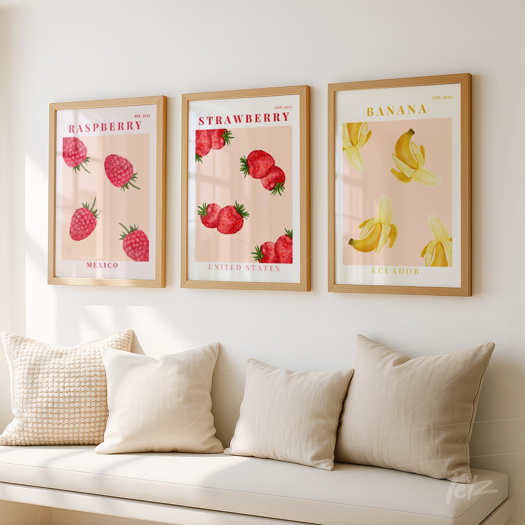 composição de quadros com frutas em moldura de madeira clara, incluindo arte de framboesas, morangos e bananas sobre fundo rosa