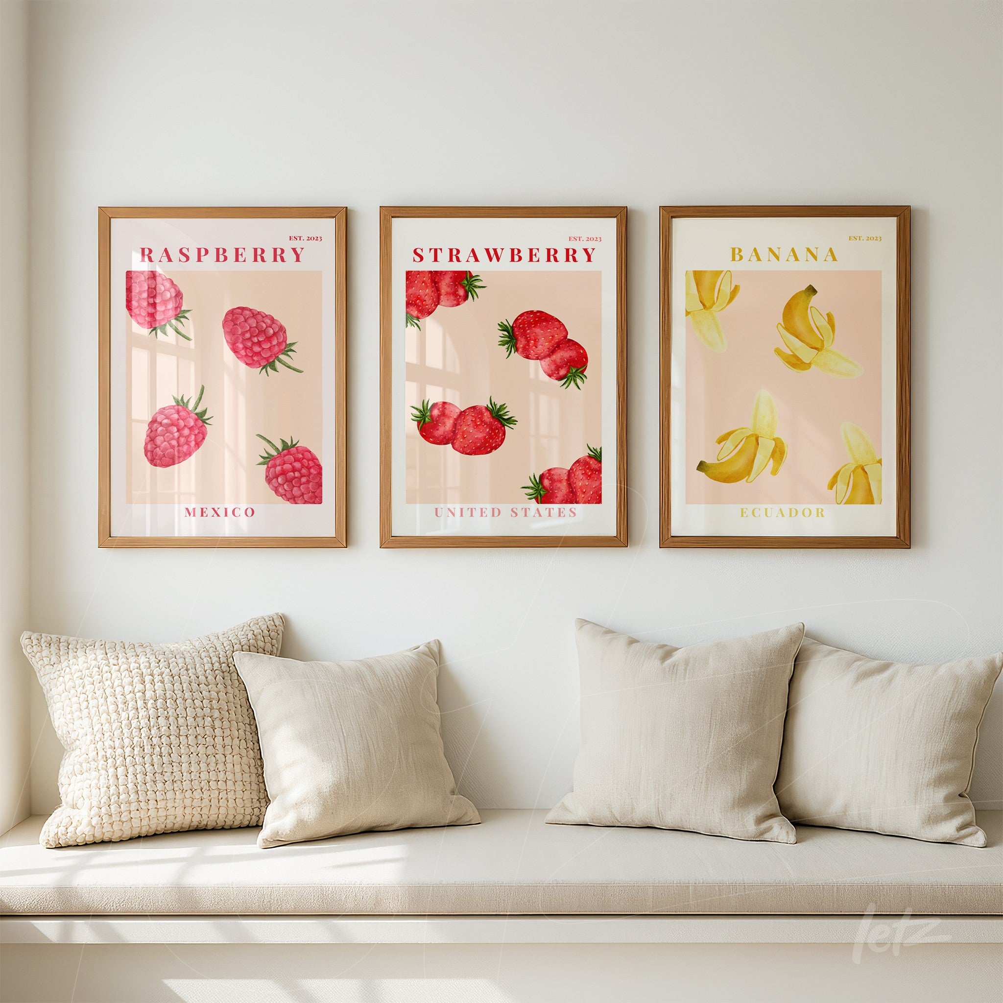 composição de três quadros com ilustrações de frutas: framboesa com bandeira do México, morango com bandeira dos Estados Unidos e banana com bandeira do Equador, moldura de madeira clara sobre parede neutra