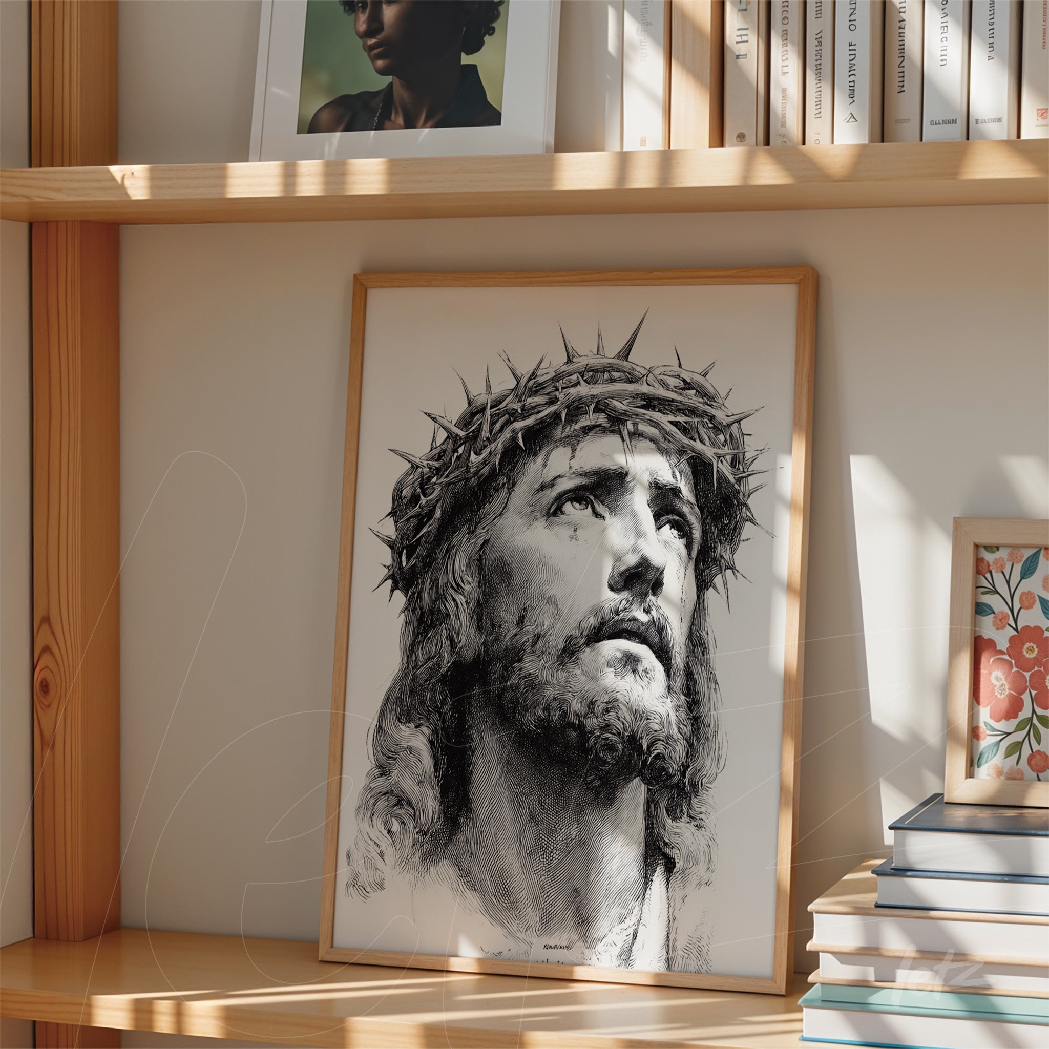 quadro em moldura clara com retrato detalhado de Jesus Cristo com coroa de espinhos, exibido em prateleira ao lado de livros