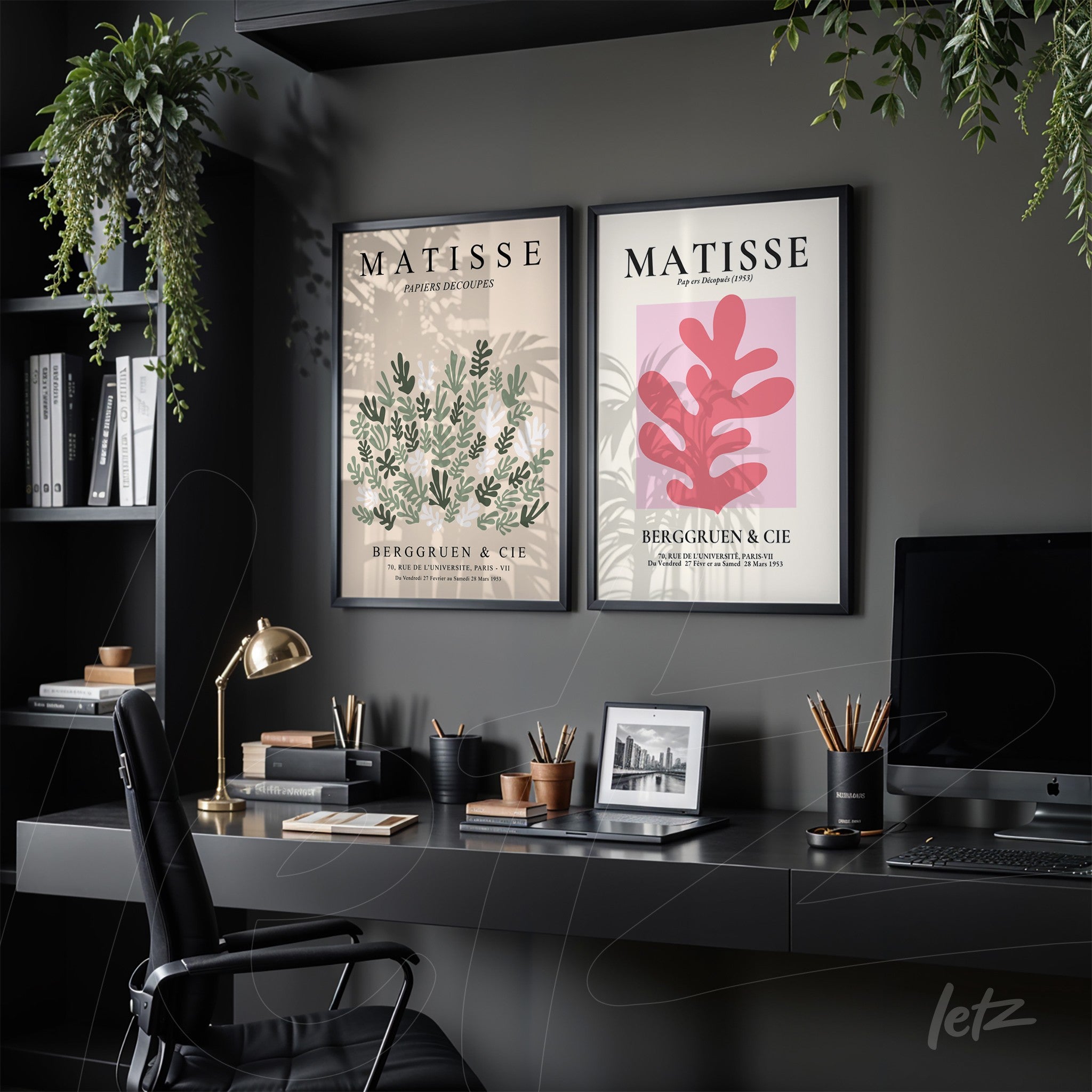 composição de dois quadros em molduras pretas com arte inspirada em Matisse, um com plantas em tons verdes e outro com folhagem rosa, exibidos em uma parede escura