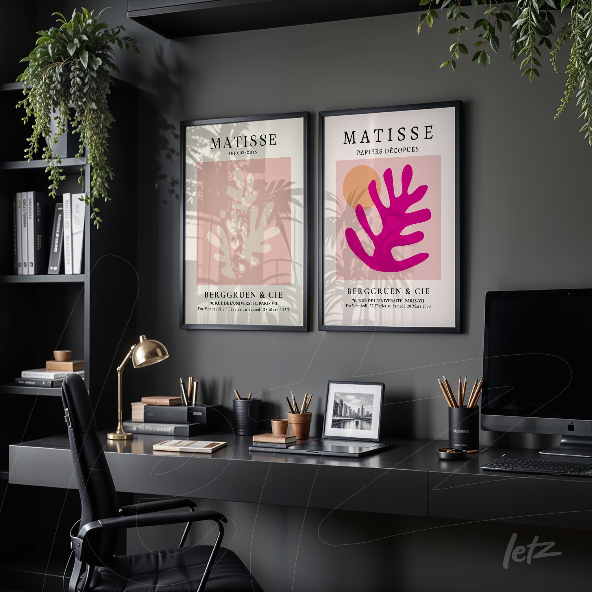 composição de dois quadros decorativos de arte moderna com moldura preta, um com fundo rosa e uma folhagem abstrata em rosa e outro com fundo bege e detalhe de folhagem em vermelho, exibidos em ambiente de escritório elegante com prateleiras escuras