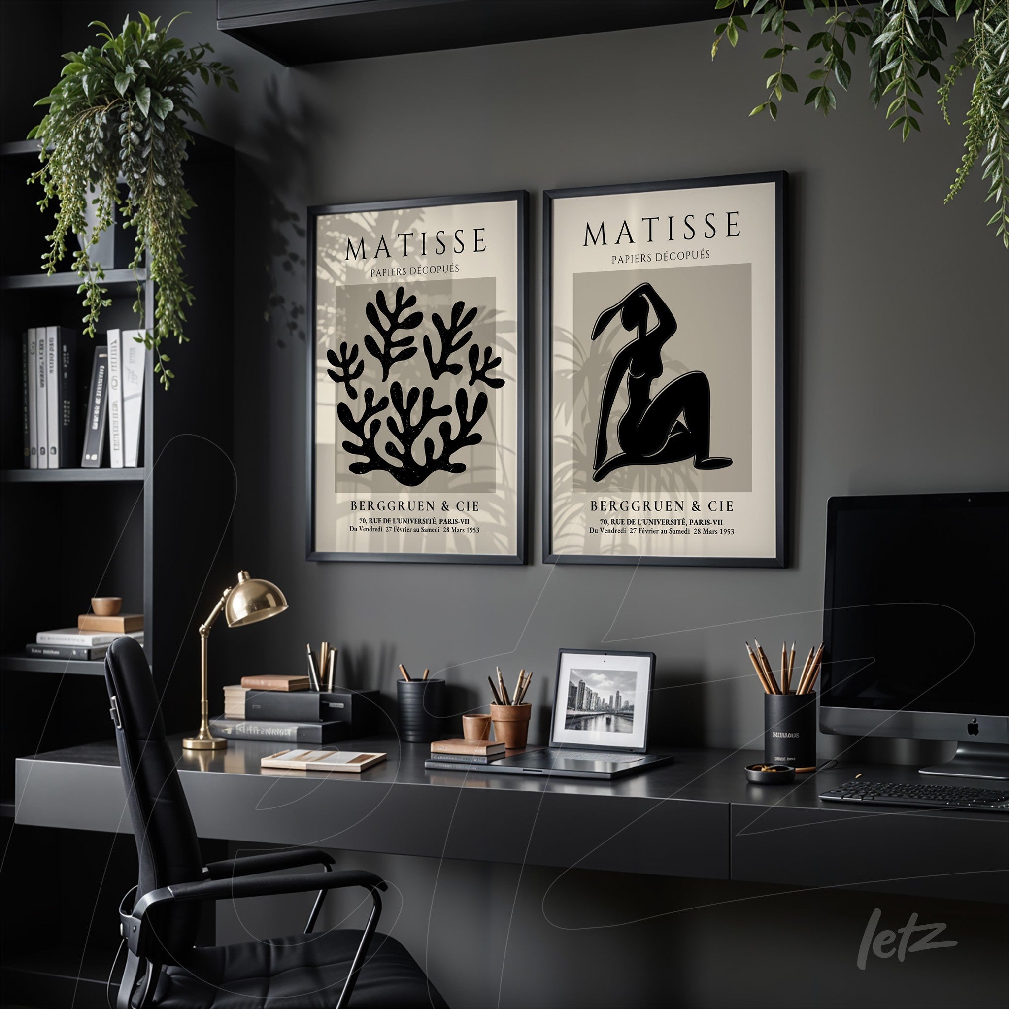 composição com dois quadros em moldura preta exibidos sobre mesa de madeira, com arte em estilo retro inspirada em Matisse, um apresenta uma silhueta feminina e o outro um desenho de coral em fundo claro