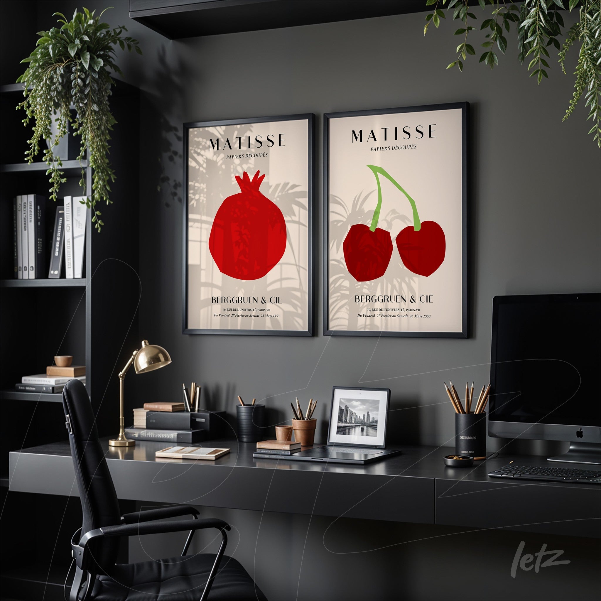 composição de quadros com ilustrações de romã e cerejas em molduras pretas sobre parede escura